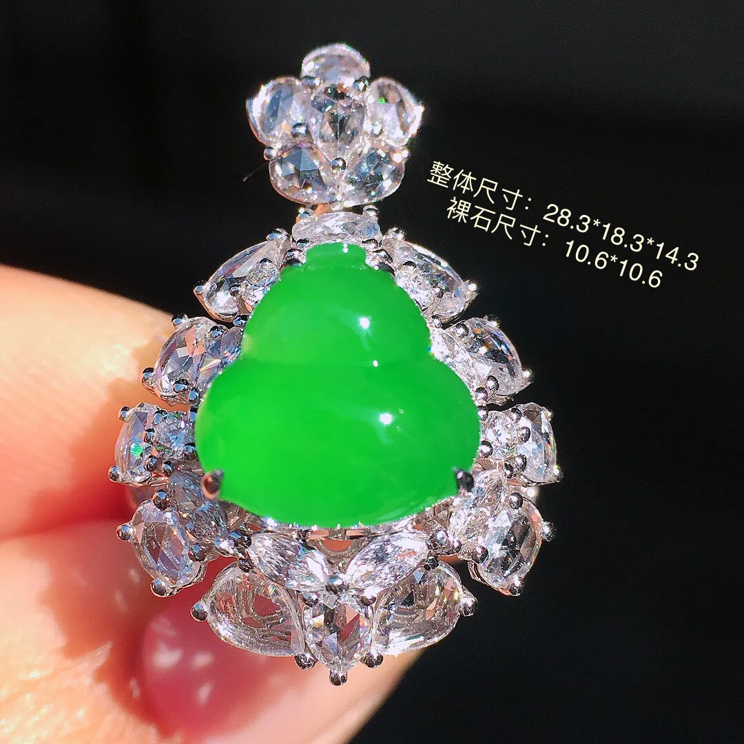 阳绿葫芦戒指/吊坠两用款，色泽均匀艳丽，玉质细腻，荧光感超
强，饱满圆润，尽显优雅气质，18k
金豪华镶嵌