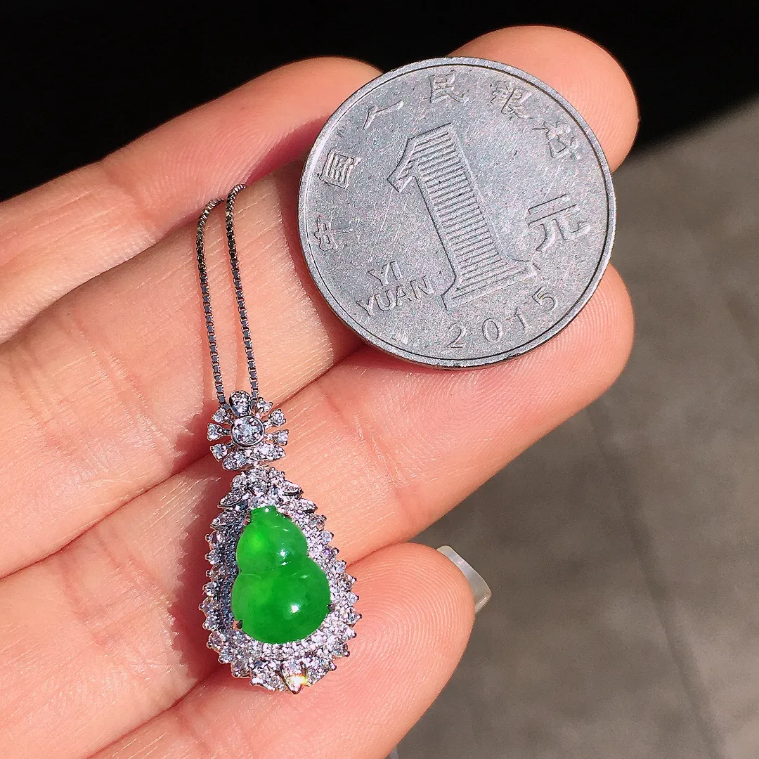阳绿葫芦吊坠，色泽均匀艳丽，玉质细腻，荧光感超
强，饱满圆润，尽显优雅气质，18k
金豪华镶嵌