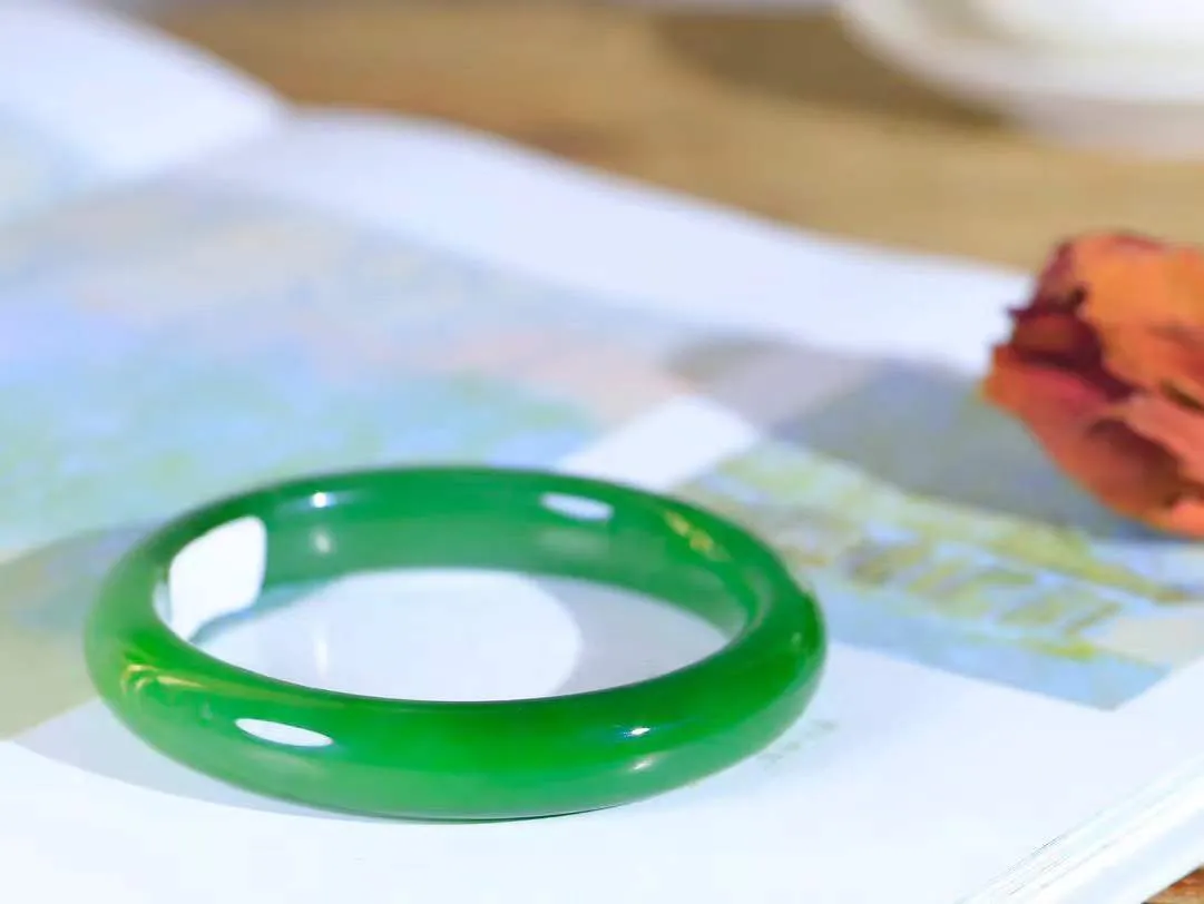 【一见钟情·手镯】

典藏级和田玉碧玉猫眼手镯。镯型饱满，温润细腻，脂润沁香。️执一卷书，沏一盏茶，着一袭裙，戴一只镯。淡淡浅笺，素心若兰，静赏玉中诗画。悠悠岁月，芊手轻摘，盛满诗样芳华。重60克   内径圈口61mm 尺寸12.2-9.3mm  FDA-5512800