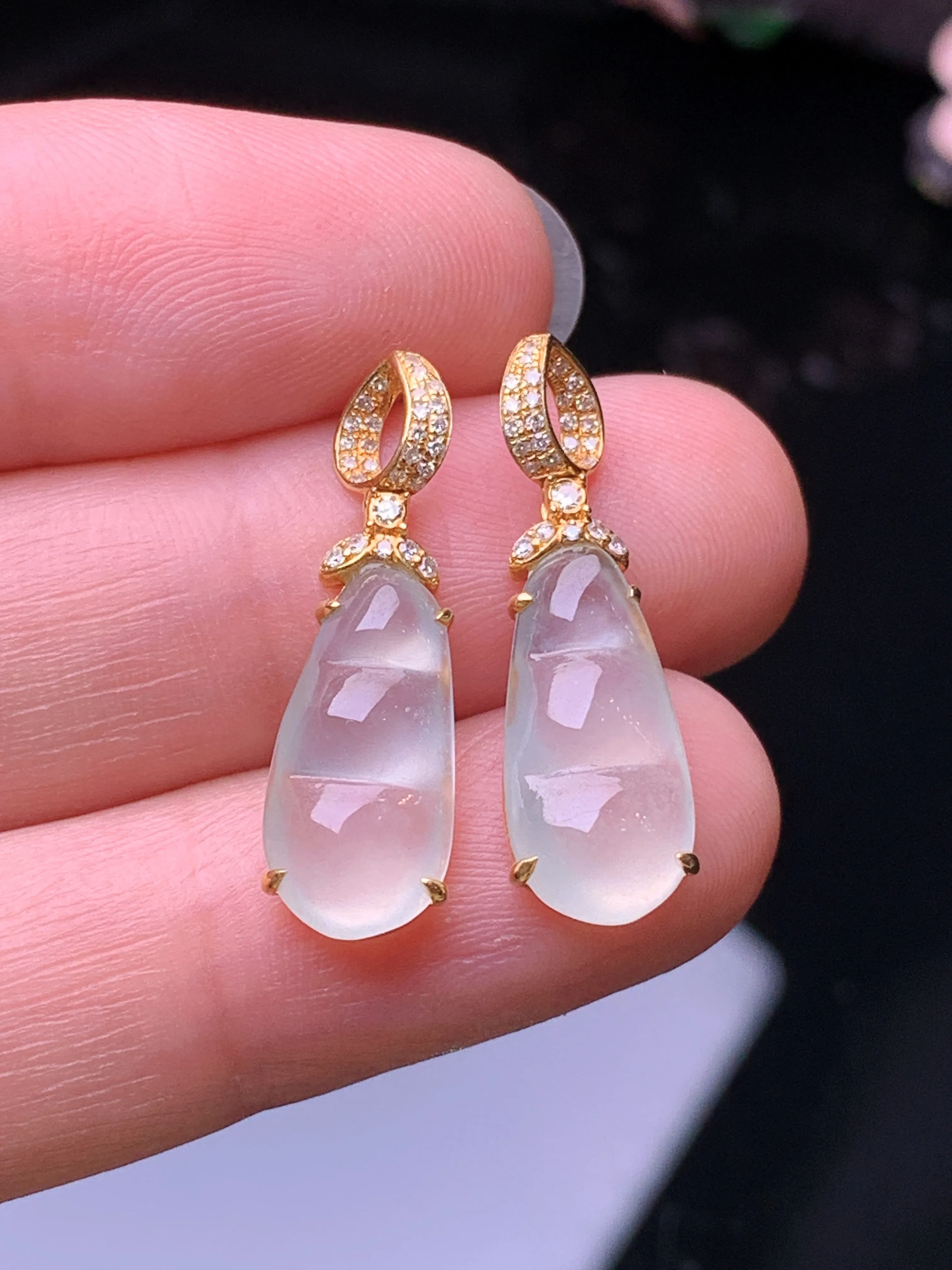 18k金钻镶嵌冰种四季豆耳坠 玉质细腻 色泽艳丽清新 整体尺寸24*7.5*4.2