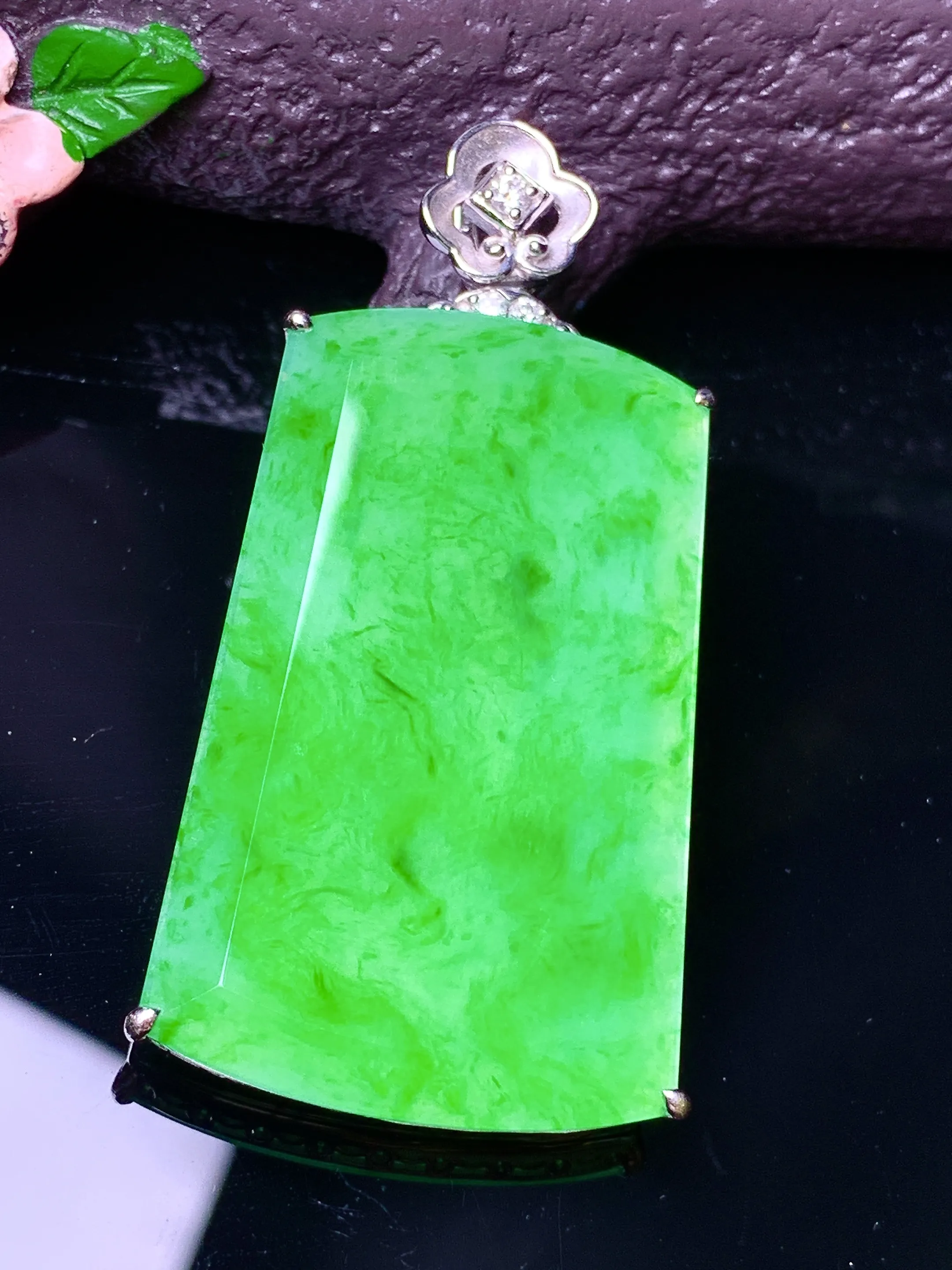 18k金镶嵌翠绿无事牌吊坠 玉质细腻 色泽艳丽清新 整体尺寸52.5*25*7