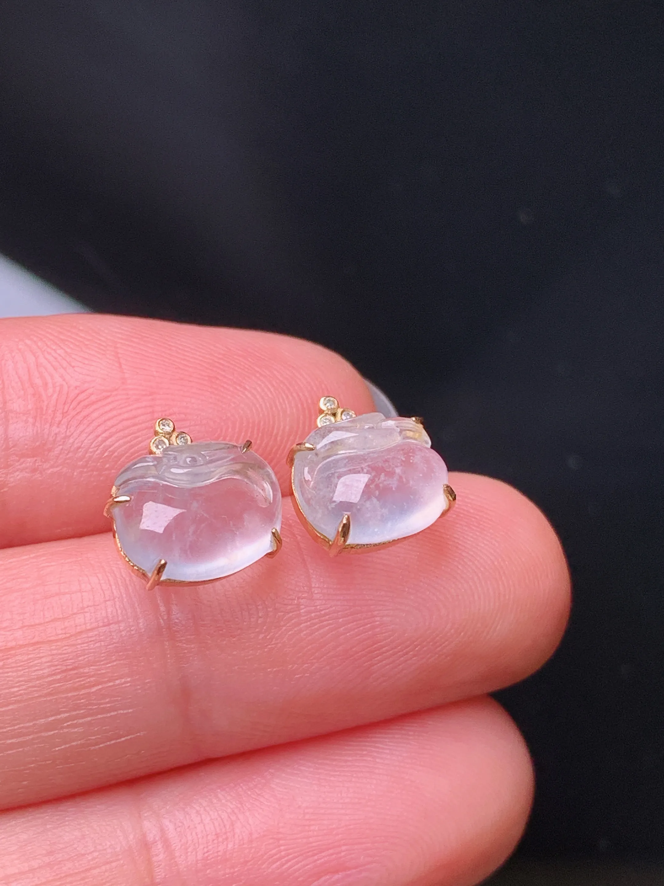 18k金镶嵌冰种天鹅耳钉 玉质细腻 色泽艳丽清新 裸石尺寸7.5*9.3*3.3