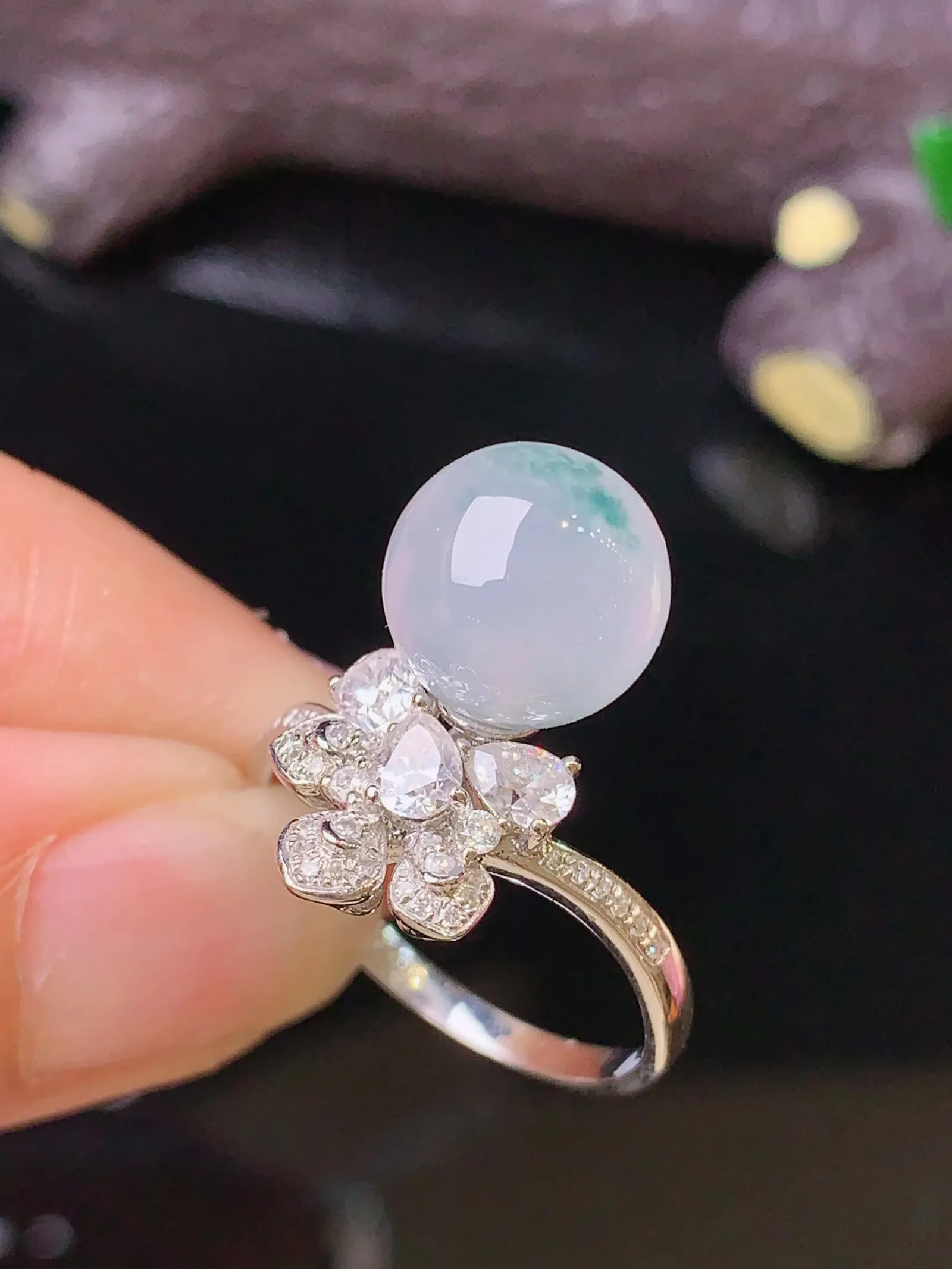 18k金钻镶嵌冰种飘绿圆珠戒指 玉质细腻 色泽艳丽清新 圈口14.5 整体尺寸10