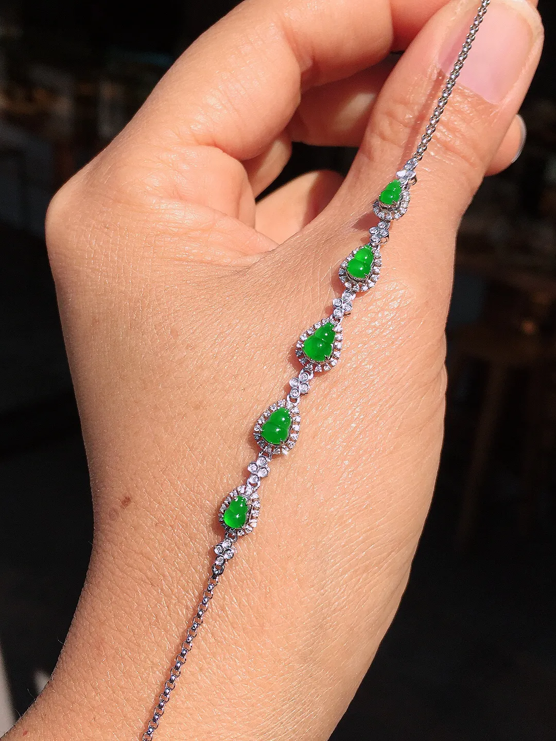 阳绿葫芦手链，色泽均匀艳丽，玉质细腻，荧光感超
强，饱满圆润，尽显优雅气质，18k
金豪华镶嵌