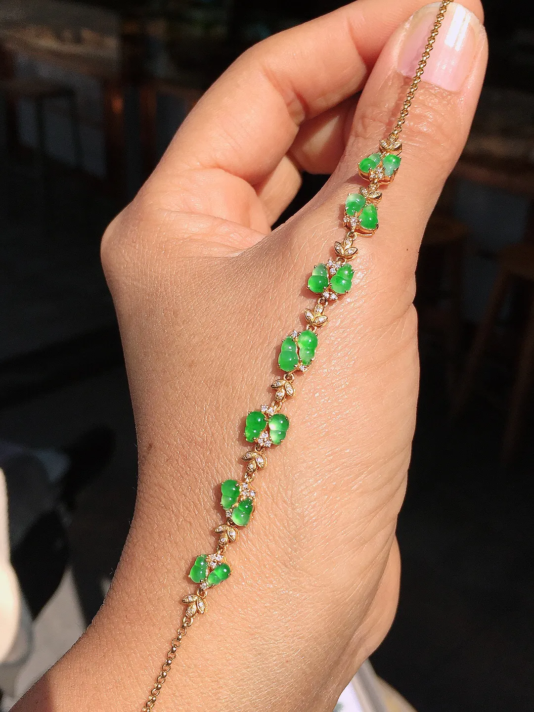 阳绿葫芦手链，色泽均匀艳丽，玉质细腻，荧光感超
强，饱满圆润，尽显优雅气质，18k
金豪华镶嵌