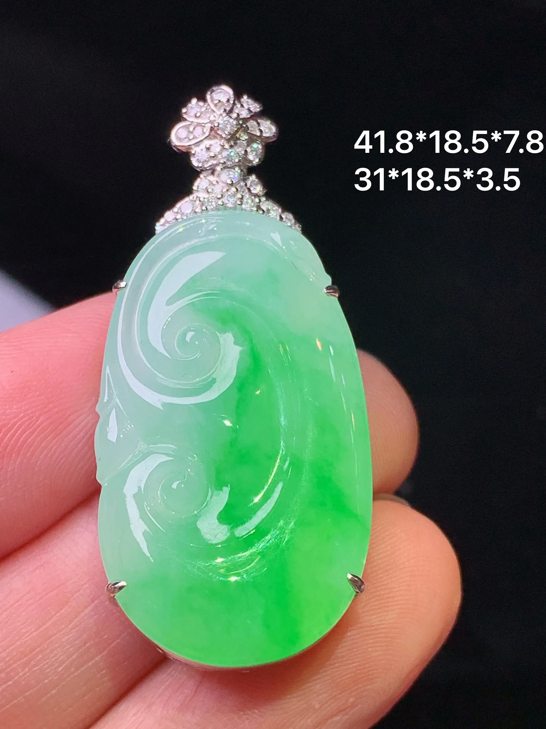 18k金钻镶嵌飘绿如意吊坠 玉质细腻 色泽艳丽清新 整体尺寸41.8*18.5*7.8