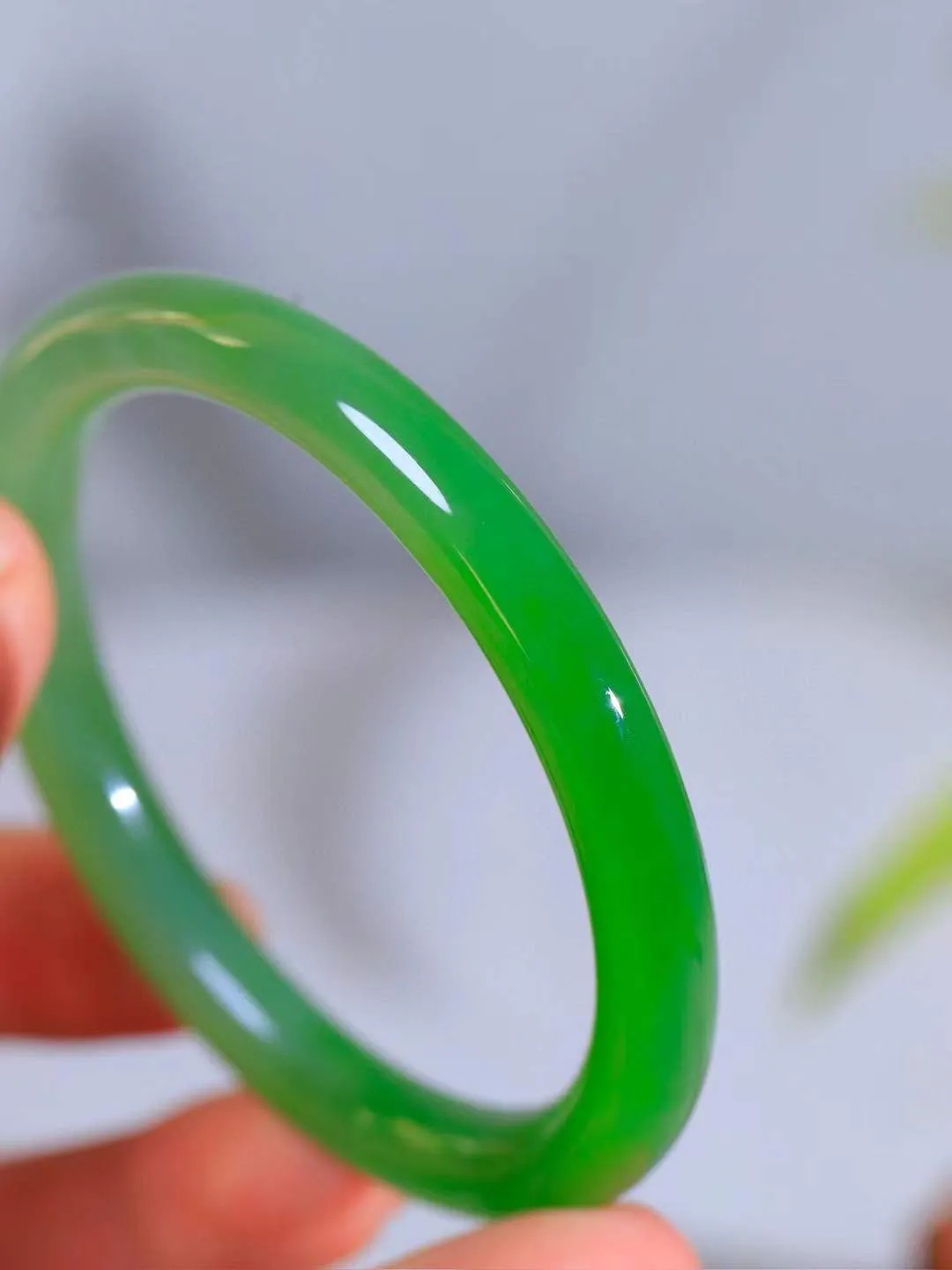 【碧波流转·手镯】

收藏级臻品️️和田玉碧玉圆条手镯，玉质细腻温润，手感舒适，️线条流畅，简约大气，美自天成，佩戴于腕间，婉约之美，举手投足间透出那份低调奢华，醉人心扉。
重32克 内径圈口56mm尺寸8-8.2mm  FDA-1315808