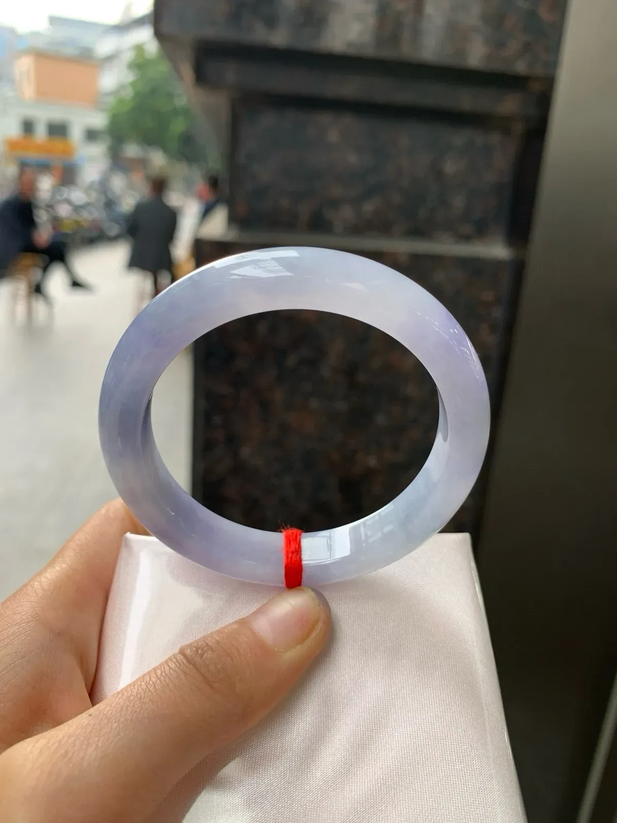 紫罗兰飘花正圈
52.2-10.2-8
玉质水润细腻，艳丽的紫底飘一朵蓝花，仿佛置身于莫奈花园里，浪漫温馨，神秘又优雅