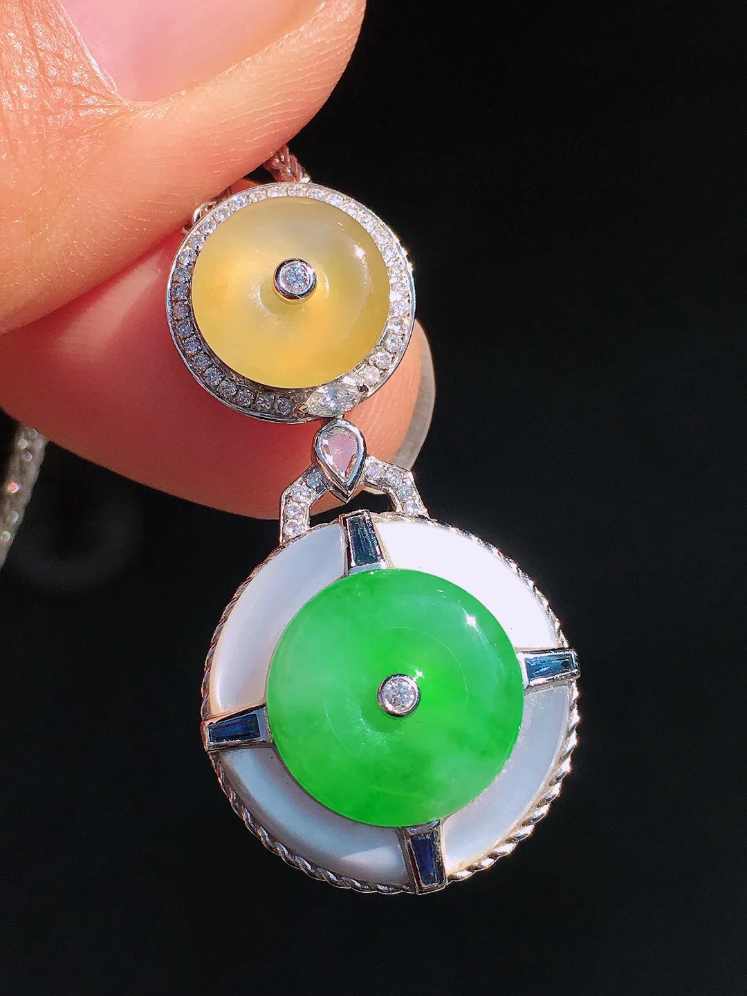 （黄+绿）二合一吊坠，色泽均匀艳丽，玉质细腻，荧光感超
强，饱满圆润，尽显优雅气质，18k
金豪华镶嵌