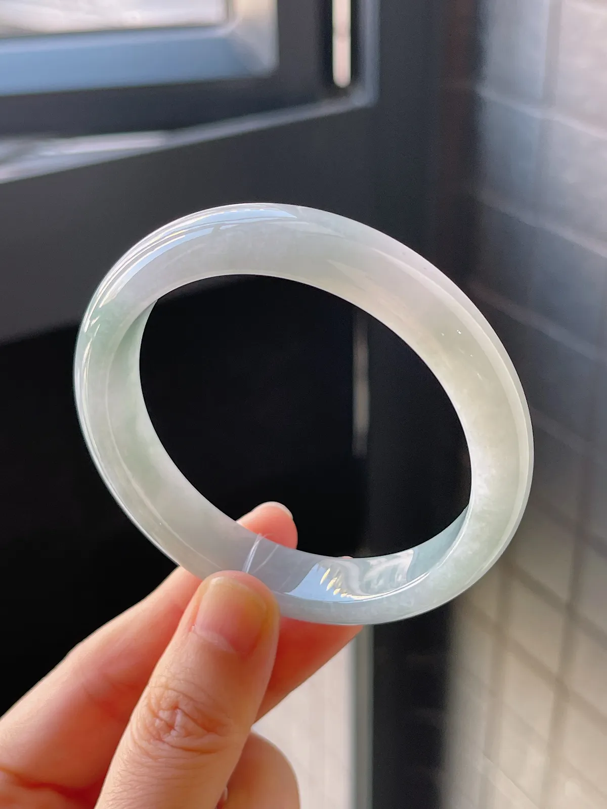 正圈56圈口，翡翠糯化种淡绿色手镯