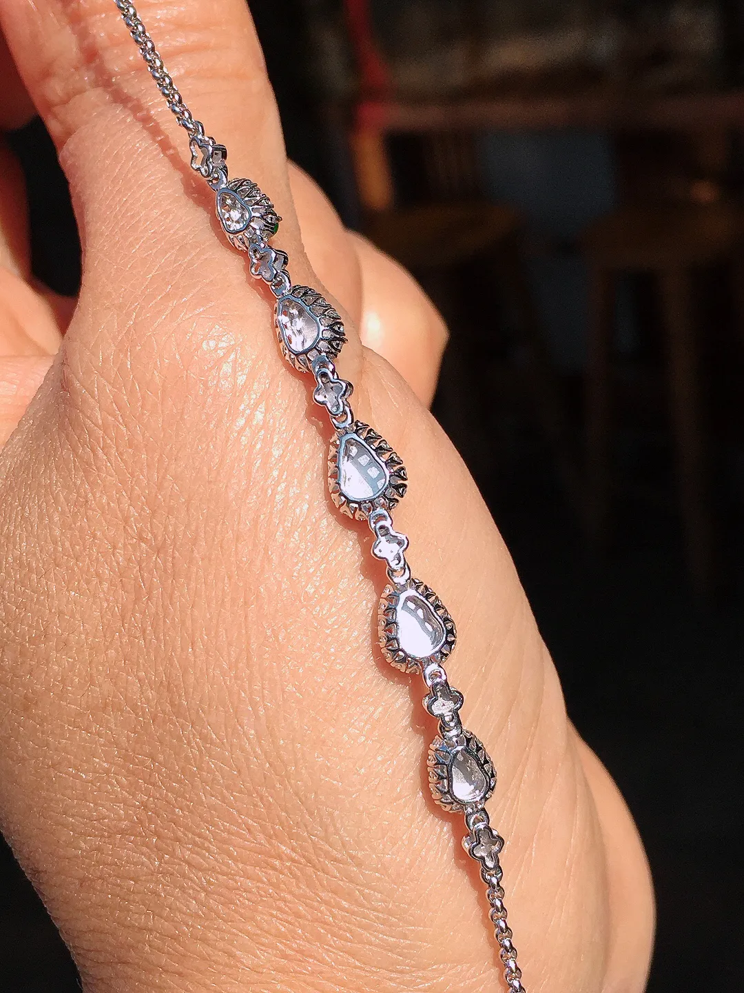 阳绿葫芦手链，色泽均匀艳丽，玉质细腻，荧光感超
强，饱满圆润，尽显优雅气质，18k
金豪华镶嵌