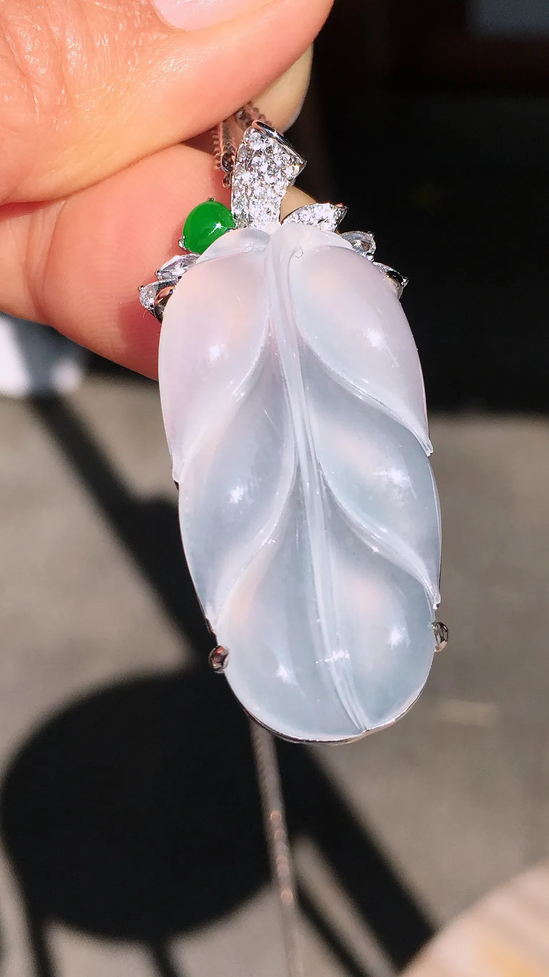 冰种玉叶吊坠，玉质细腻，荧光感超
强，饱满圆润，尽显优雅气质，18k
金豪华镶嵌