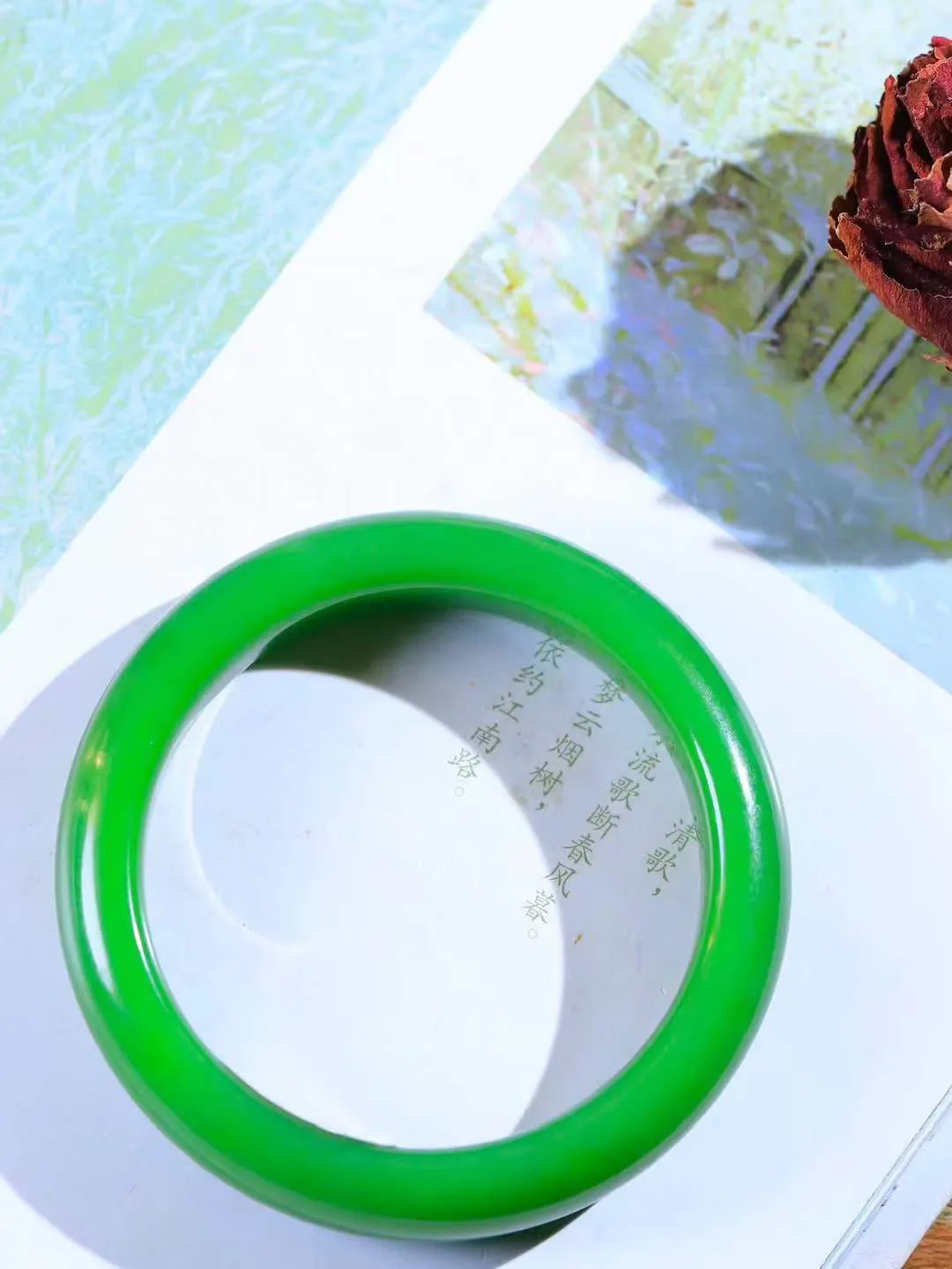 【腕间柔情.手镯】   

典藏级️和田玉碧玉手镯 玉质温润细腻 油性十足 古朴秀雅 轻抚岁月的栏杆软香温玉，腕间玉镯轻轻晃动，令人情动心间，撷一缕月末的芬芳，把心思铺陈，时光静美，惟有你最温柔。重54.6克   尺寸53.5-13-8.6mm  4614855A