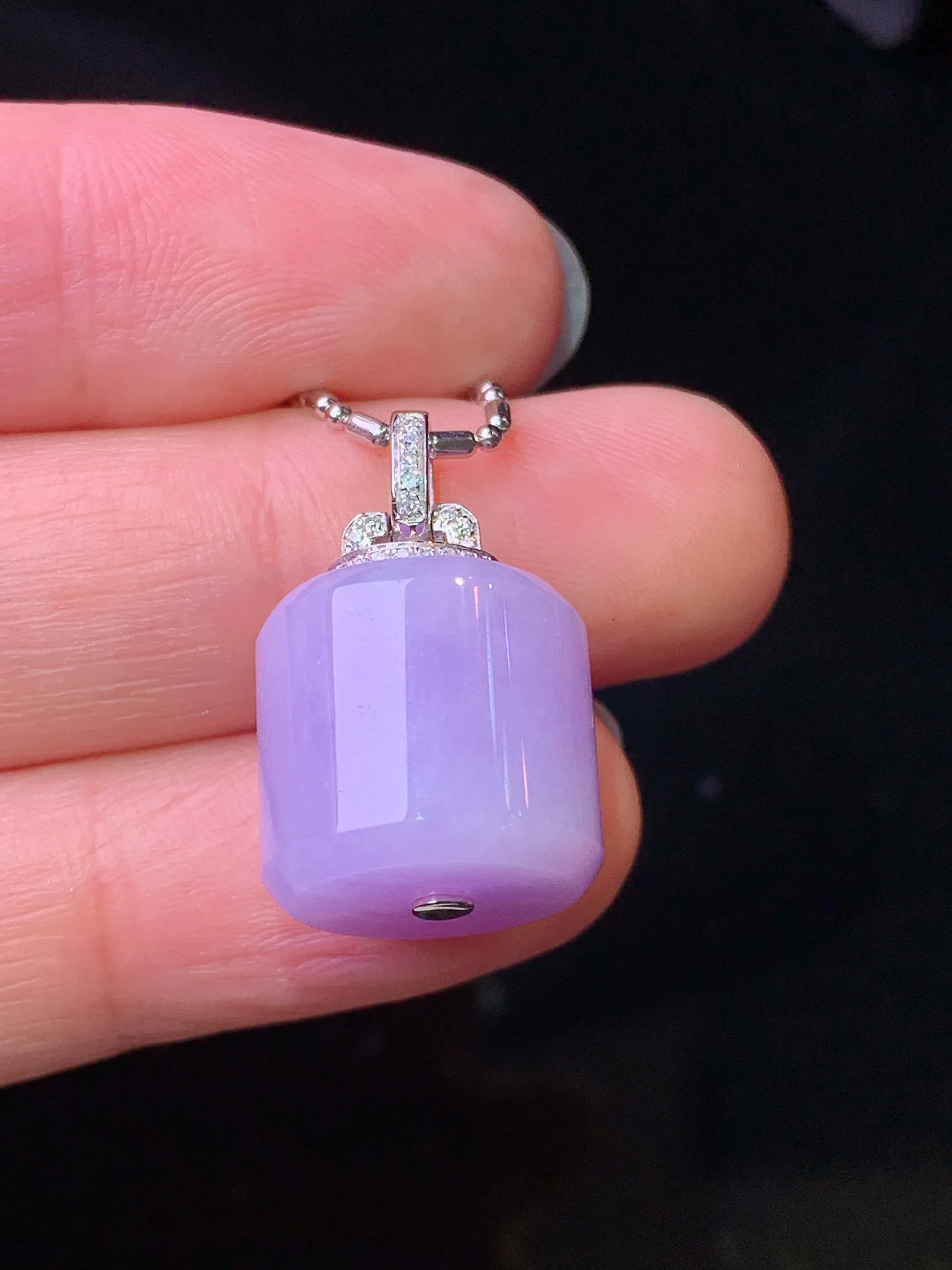 18k金钻镶嵌紫罗兰路路通吊坠 玉质细腻 色泽艳丽清新 整体尺寸21.8*13.8*12.6