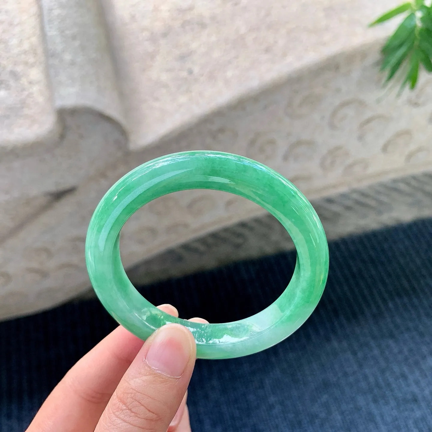 【圈口】53.3/10.3/8.7，糯冰满绿，水润，种老，细腻，无裂纹！