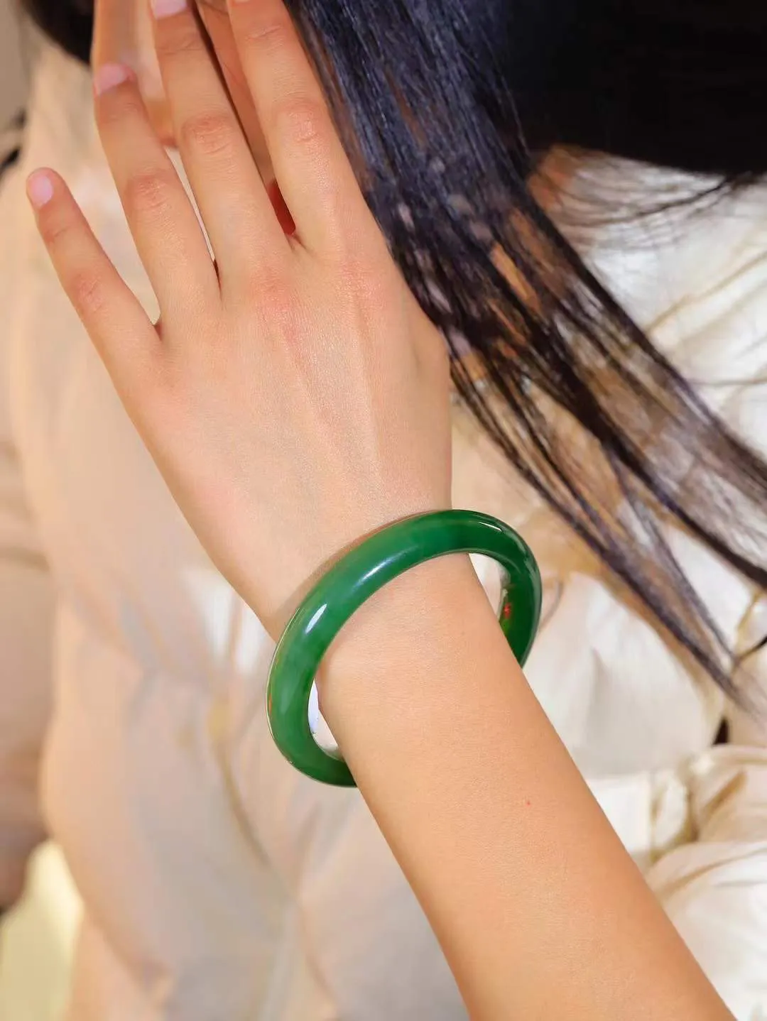 【一见钟情·手镯】

典藏级和田玉碧玉猫眼手镯。镯型饱满，温润细腻，脂润沁香。️执一卷书，沏