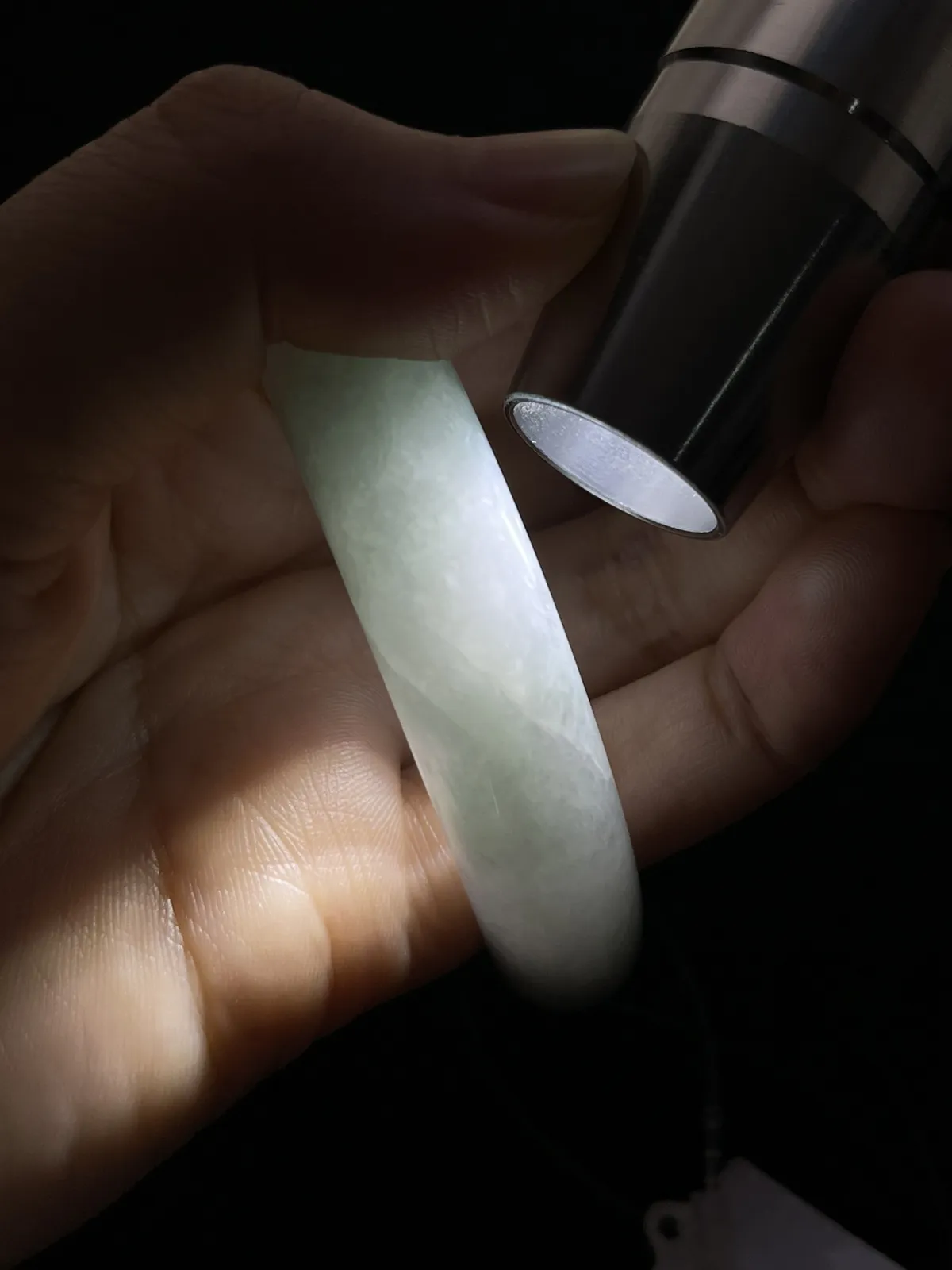 正圈56圈口，翡翠糯化种淡绿色手镯