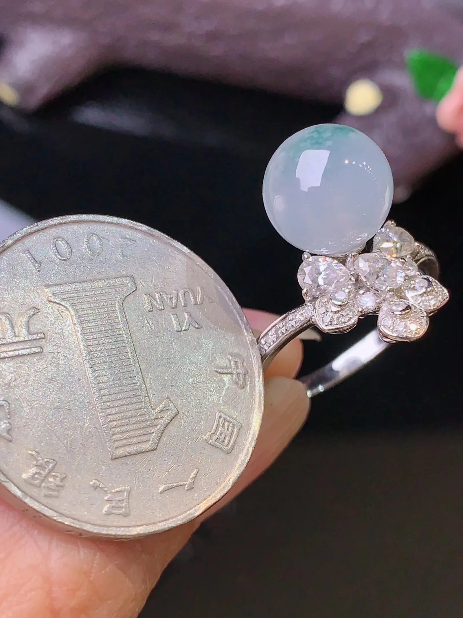 18k金钻镶嵌冰种飘绿圆珠戒指 玉质细腻 色泽艳丽清新 圈口14.5 整体尺寸10