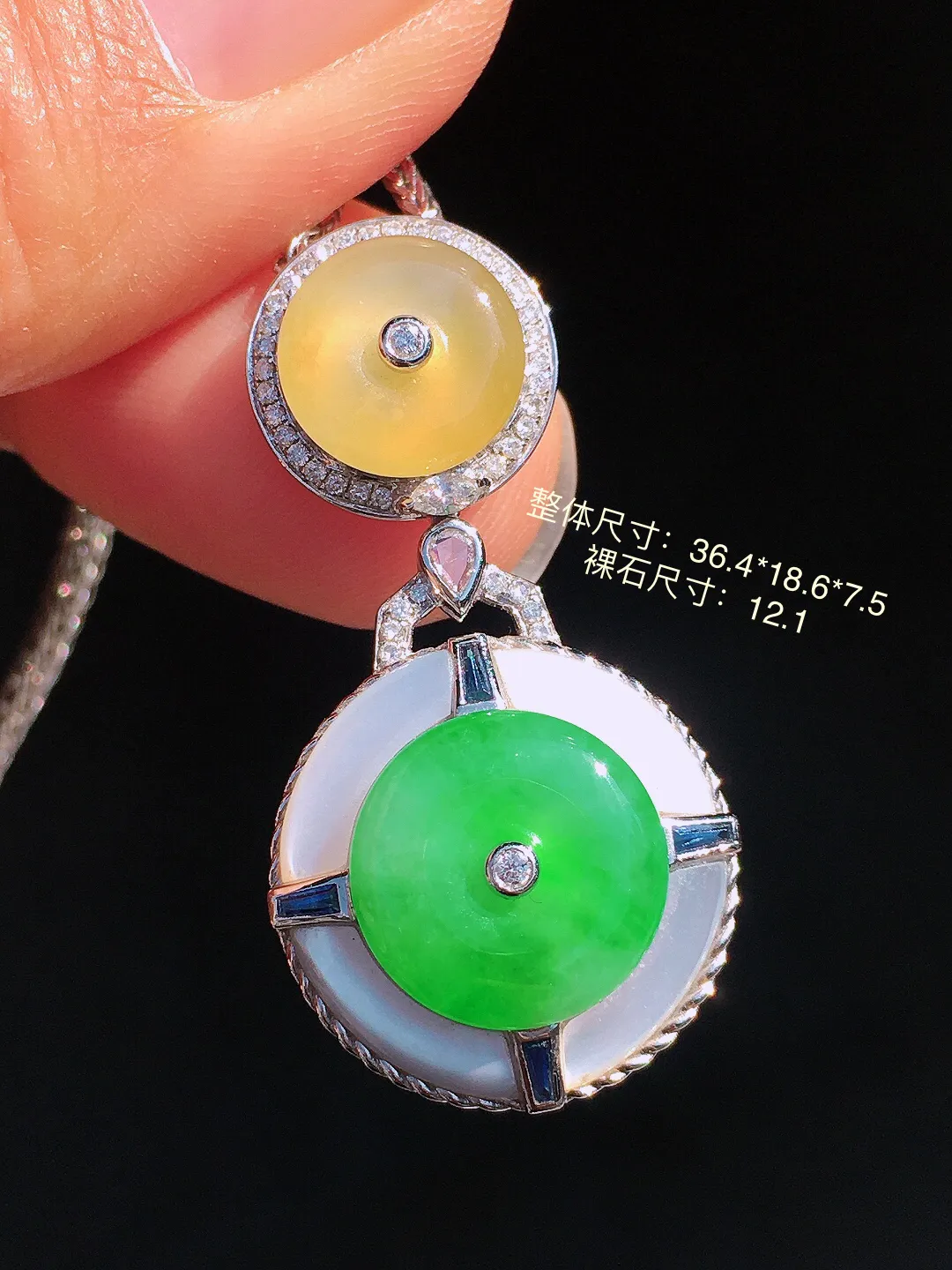 （黄+绿）二合一吊坠，色泽均匀艳丽，玉质细腻，荧光感超
强，饱满圆润，尽显优雅气质，18k
金豪华镶嵌