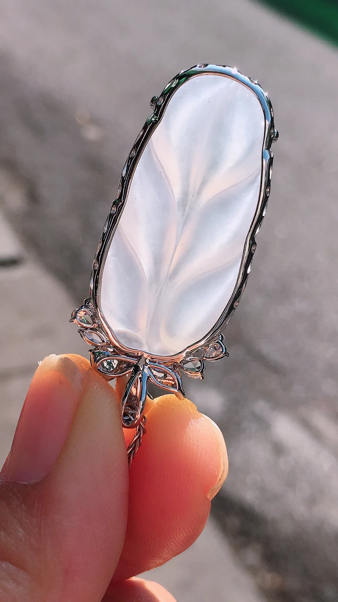 冰种玉叶吊坠，玉质细腻，荧光感超
强，饱满圆润，尽显优雅气质，18k
金豪华镶嵌