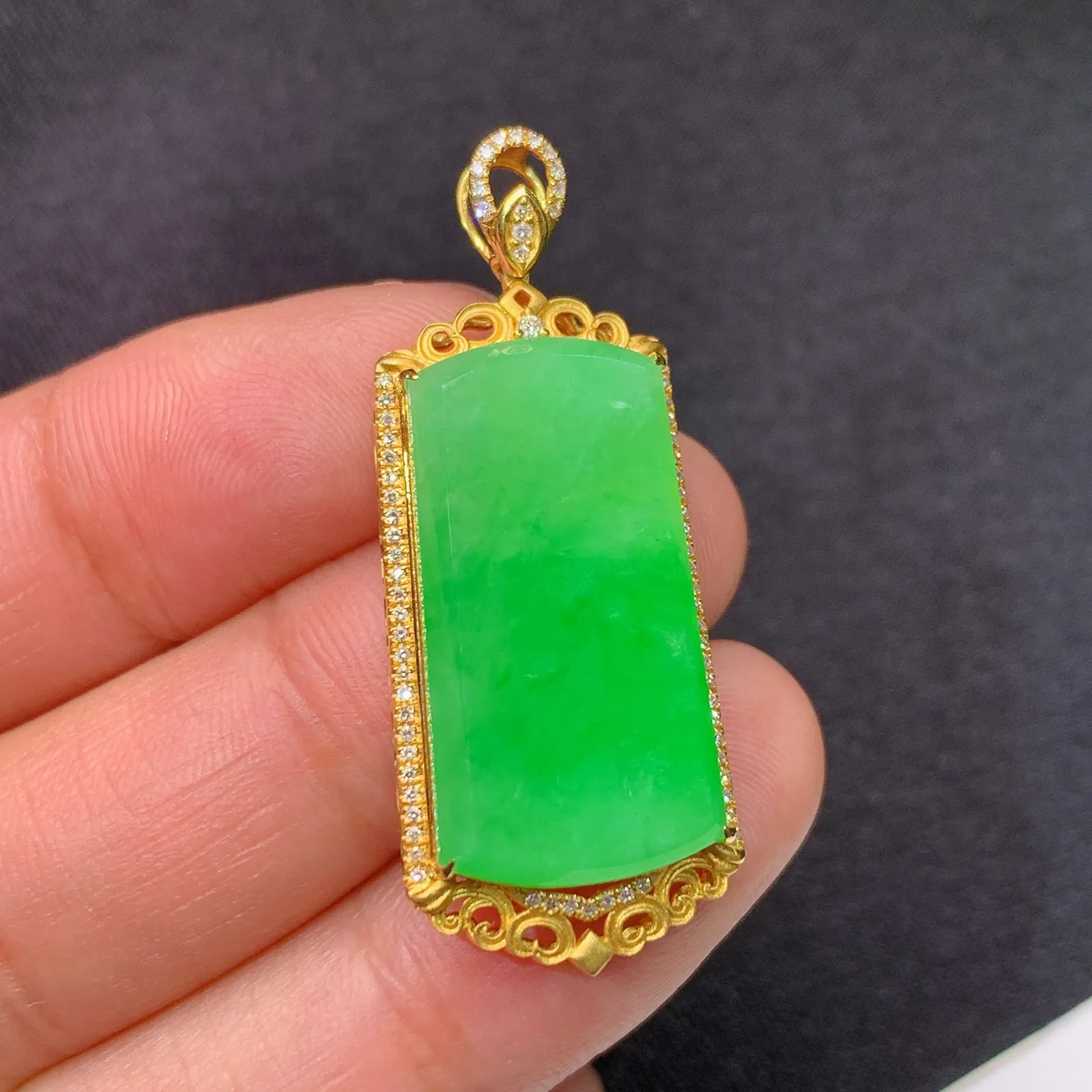 阳绿无事牌吊坠，18k金镶嵌，冰润色阳，种老水足，Of 尺寸39.3*15.6*5.8