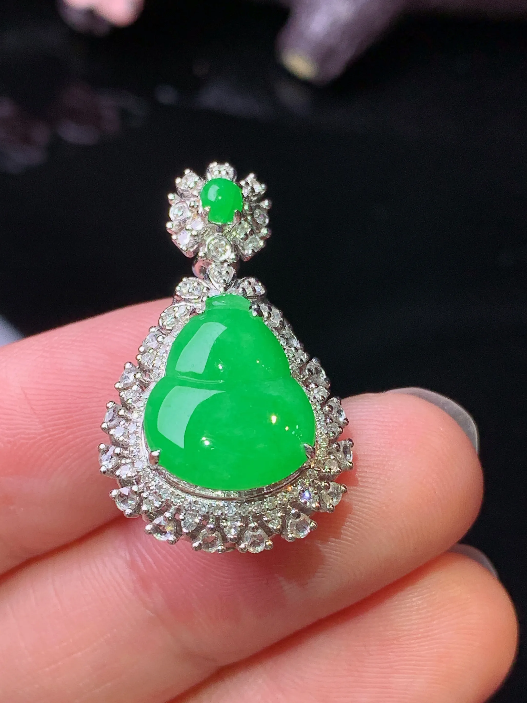 18k金钻镶嵌翠绿葫芦吊坠 玉质细腻 色泽艳丽清新 整体尺寸27.8*16.6*10.7