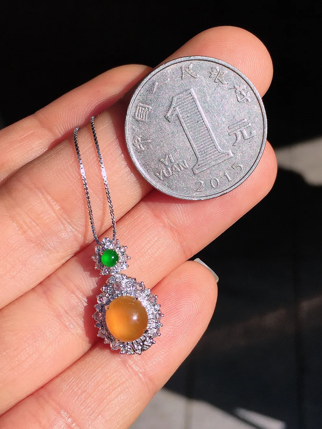 黄翡蛋面吊坠，色泽均匀艳丽，玉质细腻，荧光感超
强，饱满圆润，尽显优雅气质，18k
金豪华镶嵌