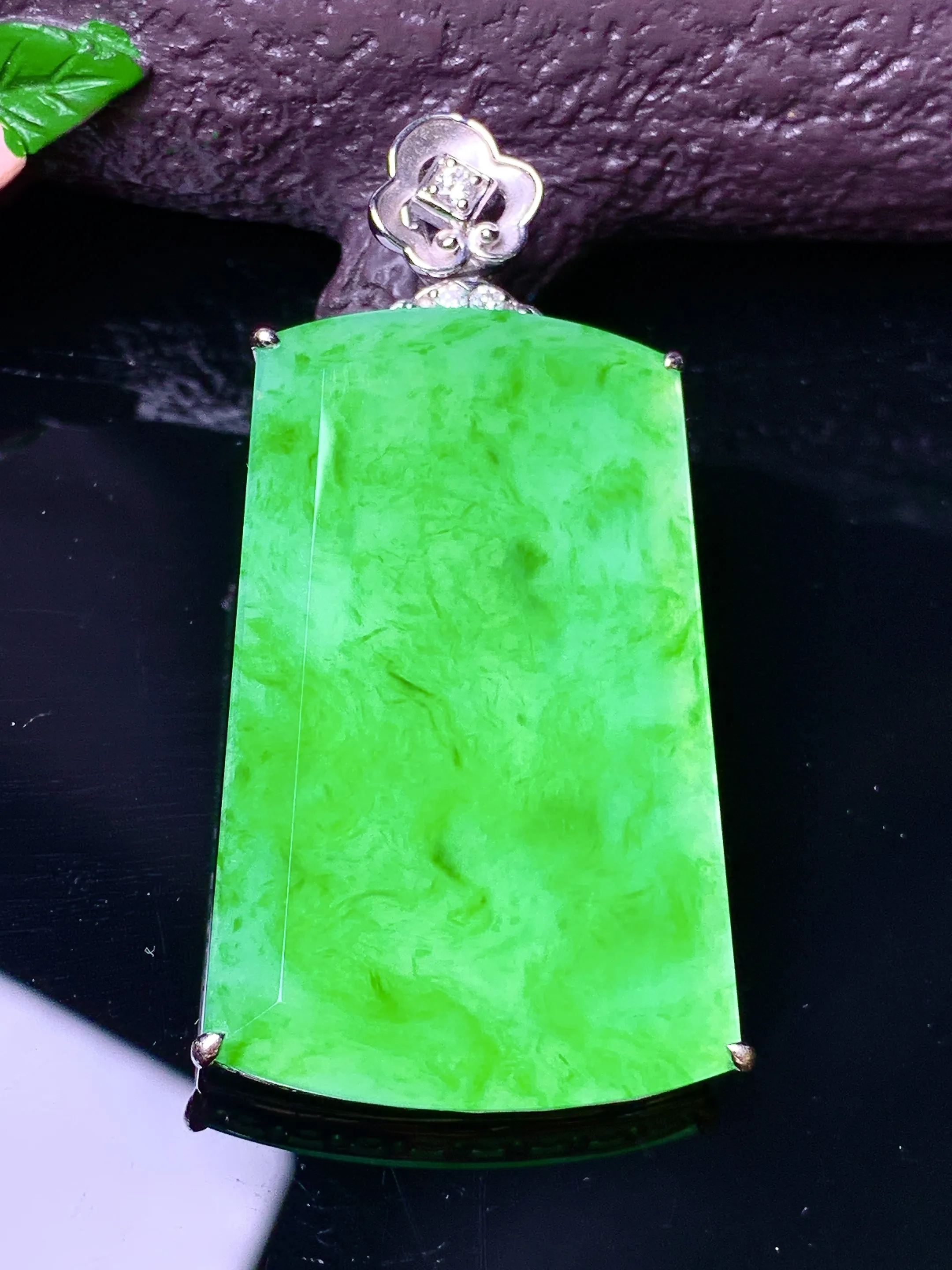 18k金镶嵌翠绿无事牌吊坠 玉质细腻 色泽艳丽清新 整体尺寸52.5*25*7