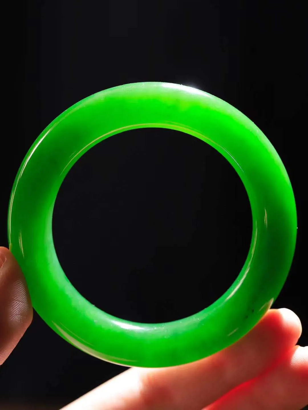 【玉佳人·手镯】

收藏级臻品️和田玉碧玉圆条手镯 ，玉质细腻油润，做工细致精美，端庄素雅，亭亭玉立，芊芊素手。芊芊素手，怎能忘镯？秀美圆条，更显婀娜。内径54mm 尺寸12.6-12mm重76克6910880A