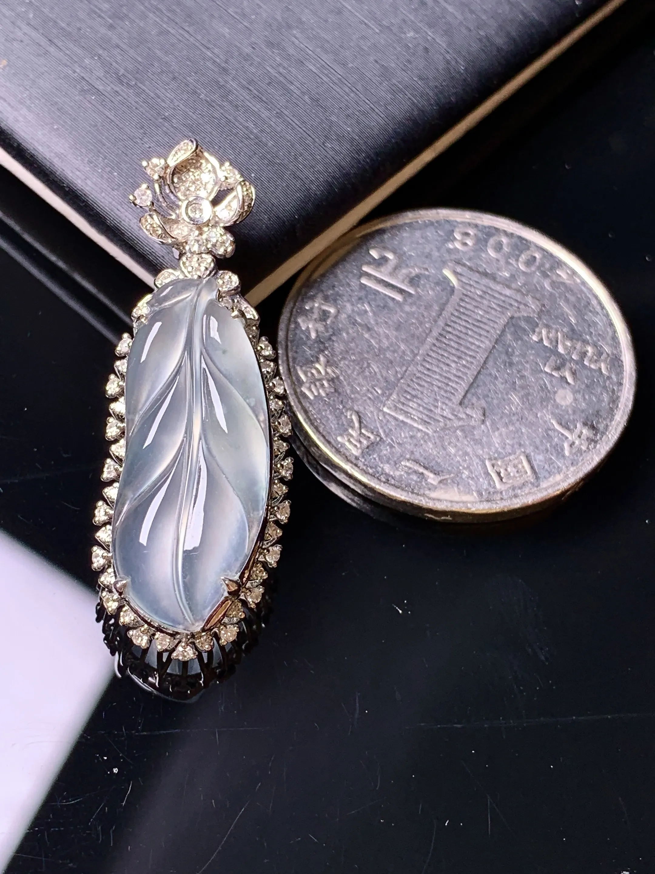 18k金钻镶嵌冰种树叶吊坠 玉质细腻 色泽艳丽清新 整体尺寸33.2*12*7.7