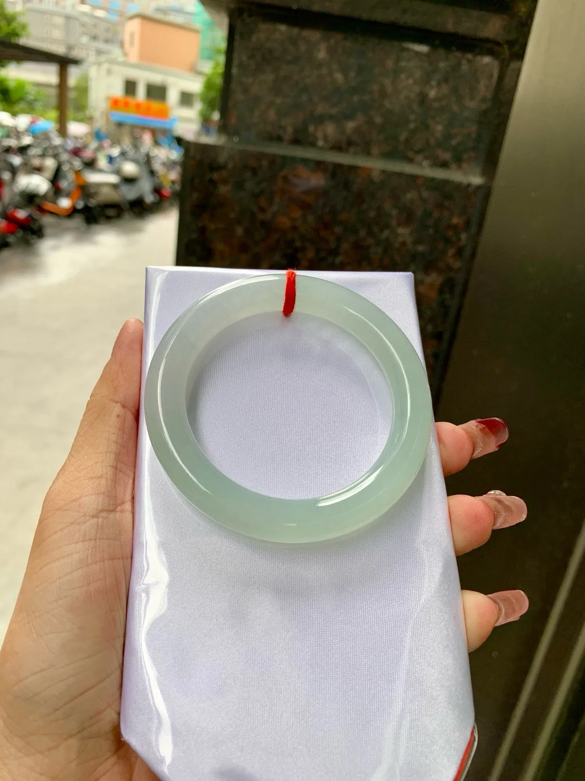 圆镯53.3圈口，翡翠冰种淡绿色手镯