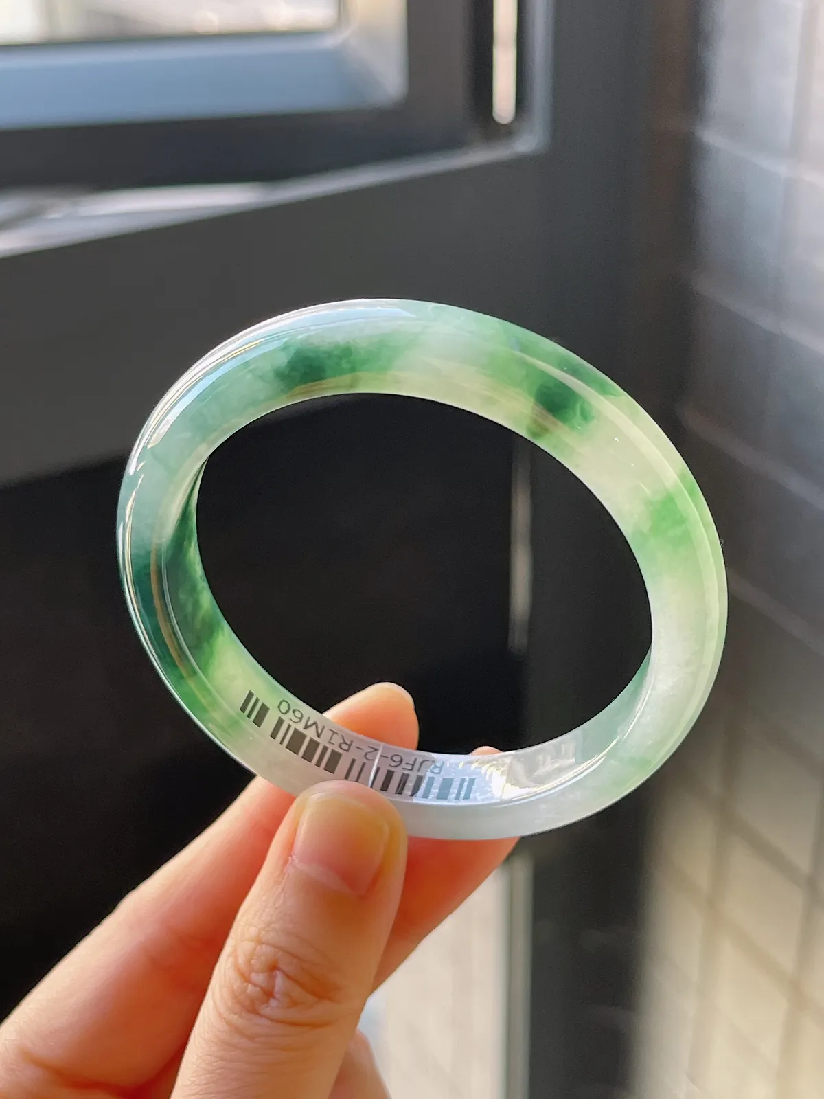 正圈53.6圈口，翡翠冰糯种飘绿手镯