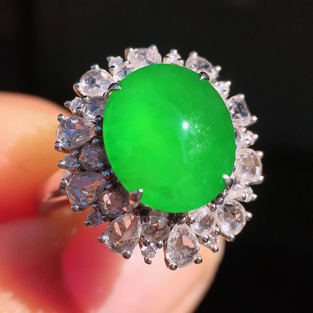 阳绿蛋面戒指，色泽均匀艳丽，玉质细腻，荧光感超
强，饱满圆润，尽显优雅气质，18k
金豪华镶嵌