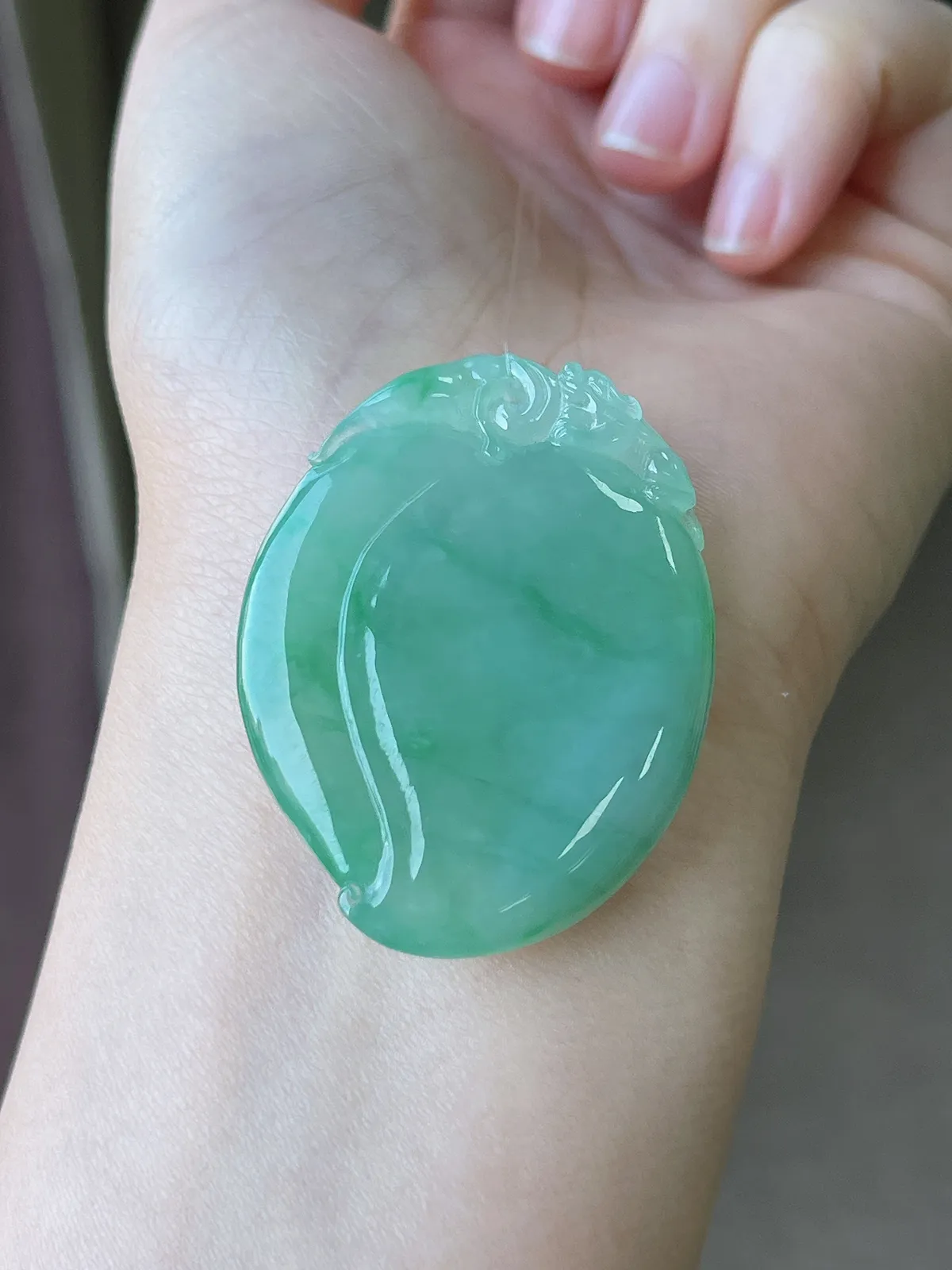 翡翠冰糯种淡绿色飘花福瓜挂坠