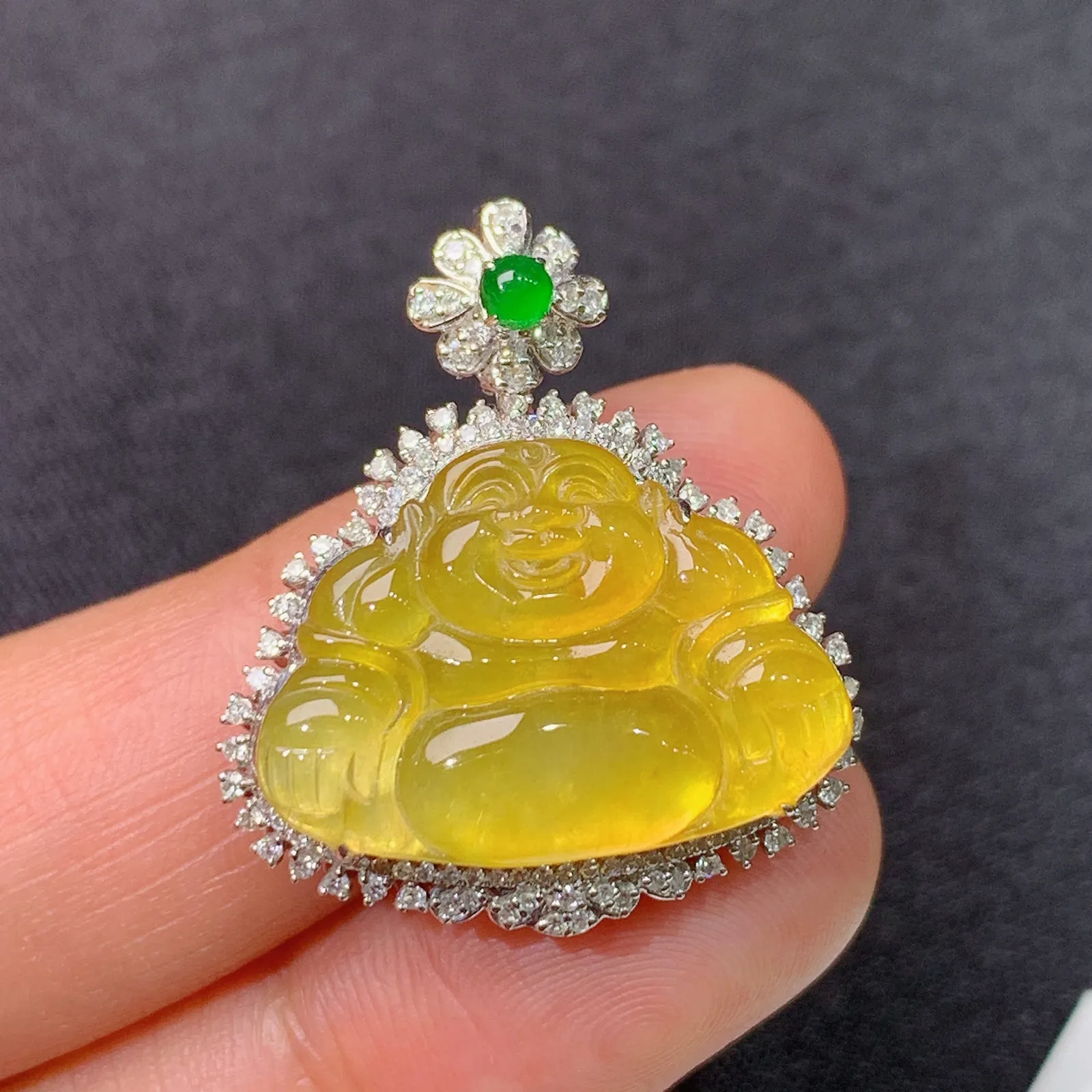 冰黄翡笑佛吊坠，18k金镶嵌，色泽鲜艳，水色超佳，Ym2 尺寸27*23.7*8.6