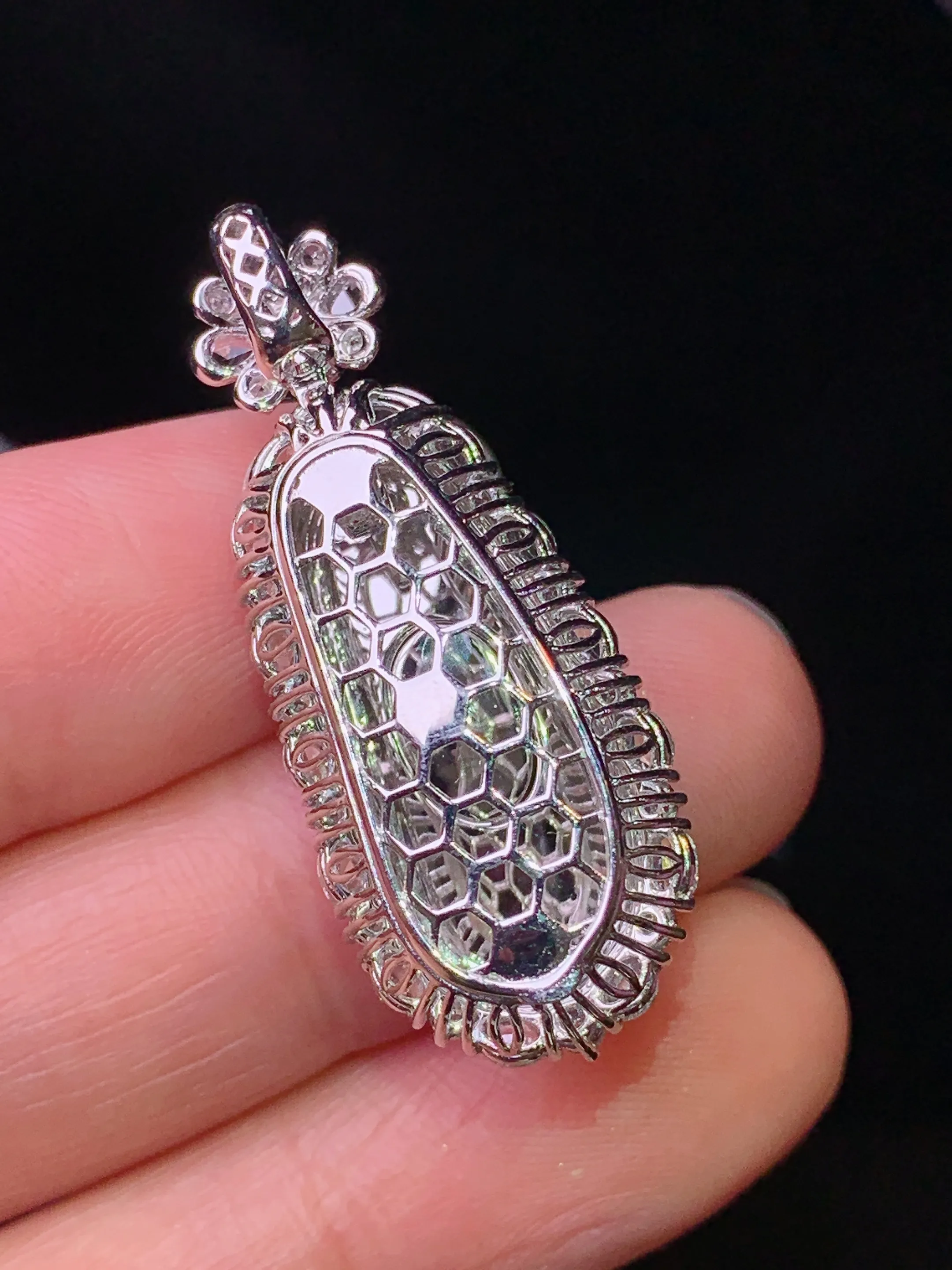 18k金钻镶嵌满绿四季豆吊坠 玉质细腻 色泽艳丽清新 整体尺寸35*14.3*11.8