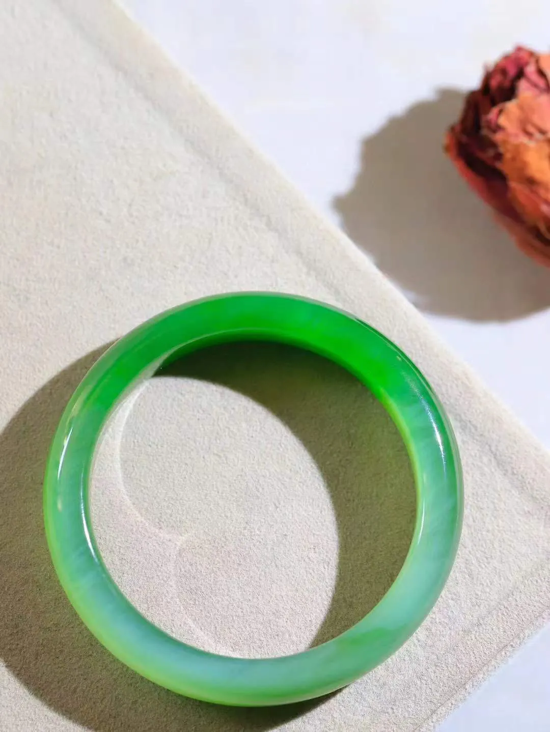 【悠悠芳华.镯】

精品和田玉碧玉猫眼手镯 玉质温润 青葱岁月，尽收腕中，婉转流畅，凝岁月悠长。盈一眸恬淡，挽一抹绿意。重47.5克 内径55mm尺寸12.3-7.8mm   8610855A