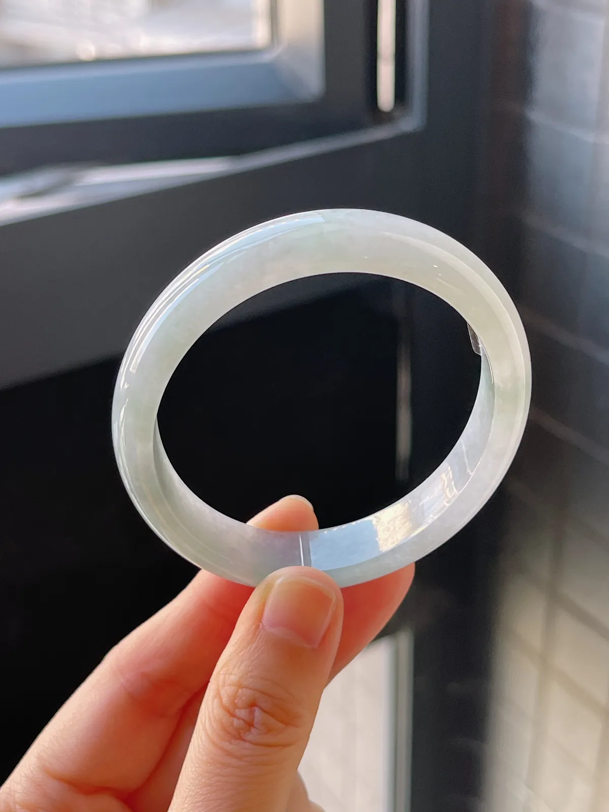 贵妃镯54.4圈口，翡翠冰糯种淡绿色手镯