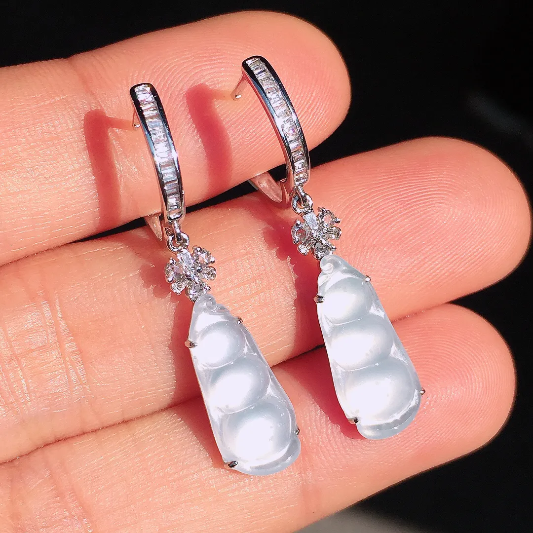 冰种福豆耳坠，玉质细腻，荧光感超
强，饱满圆润，尽显优雅气质，18k
金豪华镶嵌