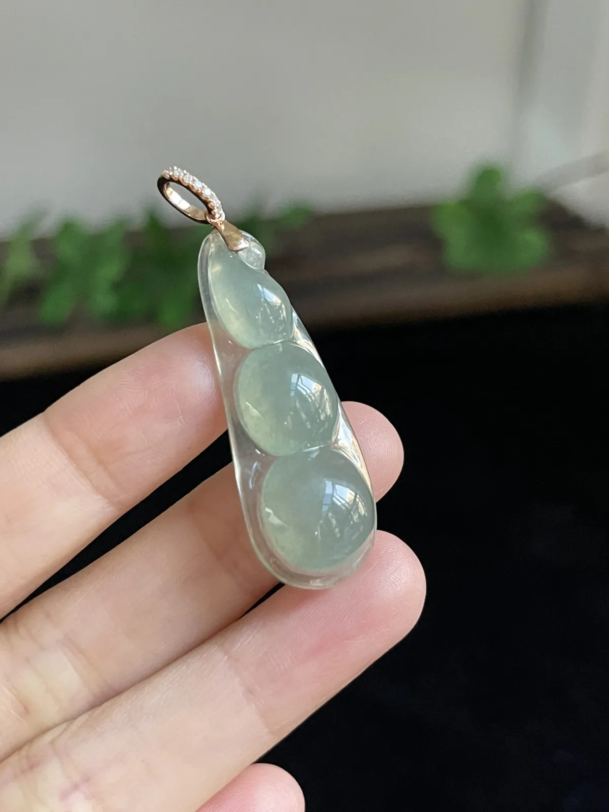 翡翠冰糯种浅绿色福豆，印记：G18K,伴钻石