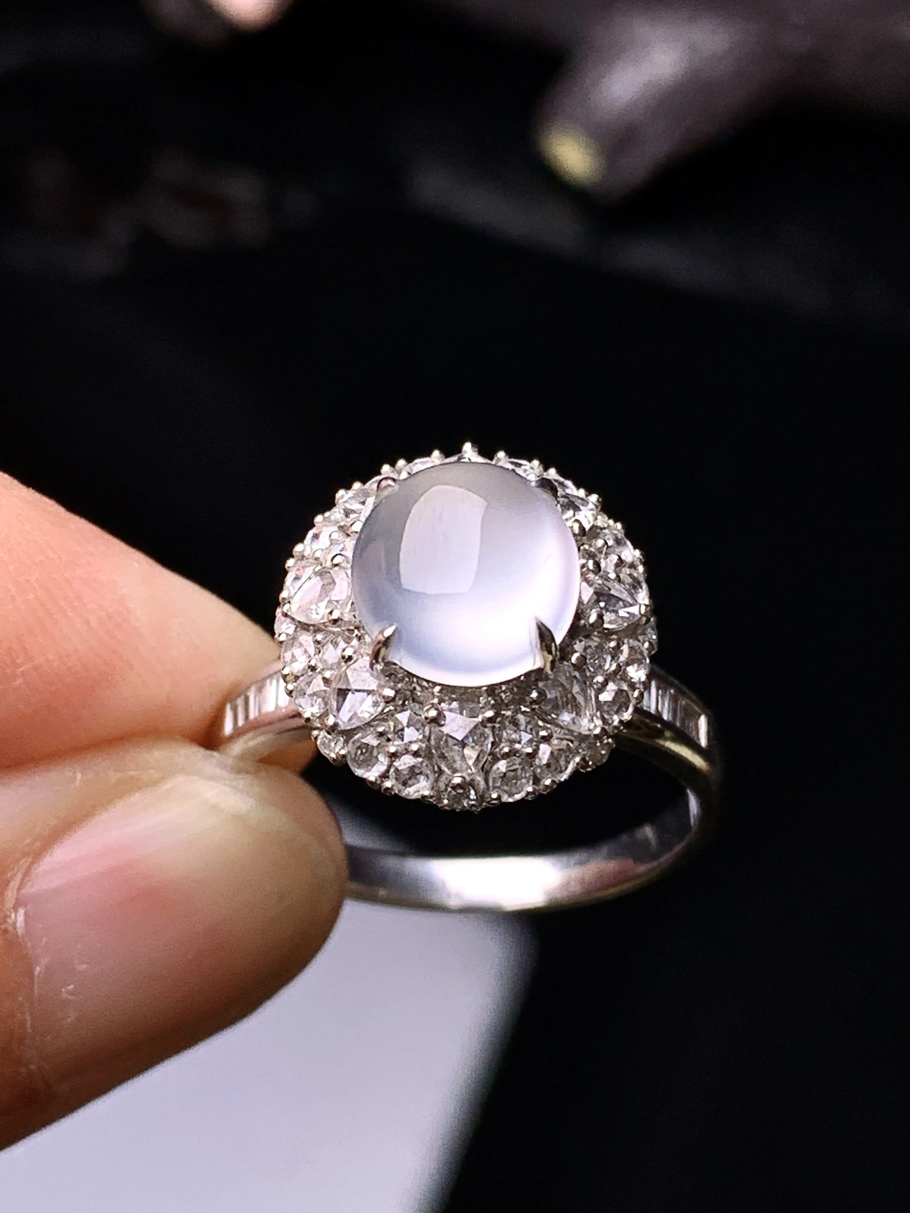 18k金钻镶嵌冰种蛋面戒指 玉质细腻 色泽艳丽清新 圈口14 整体尺寸13.5*13*11