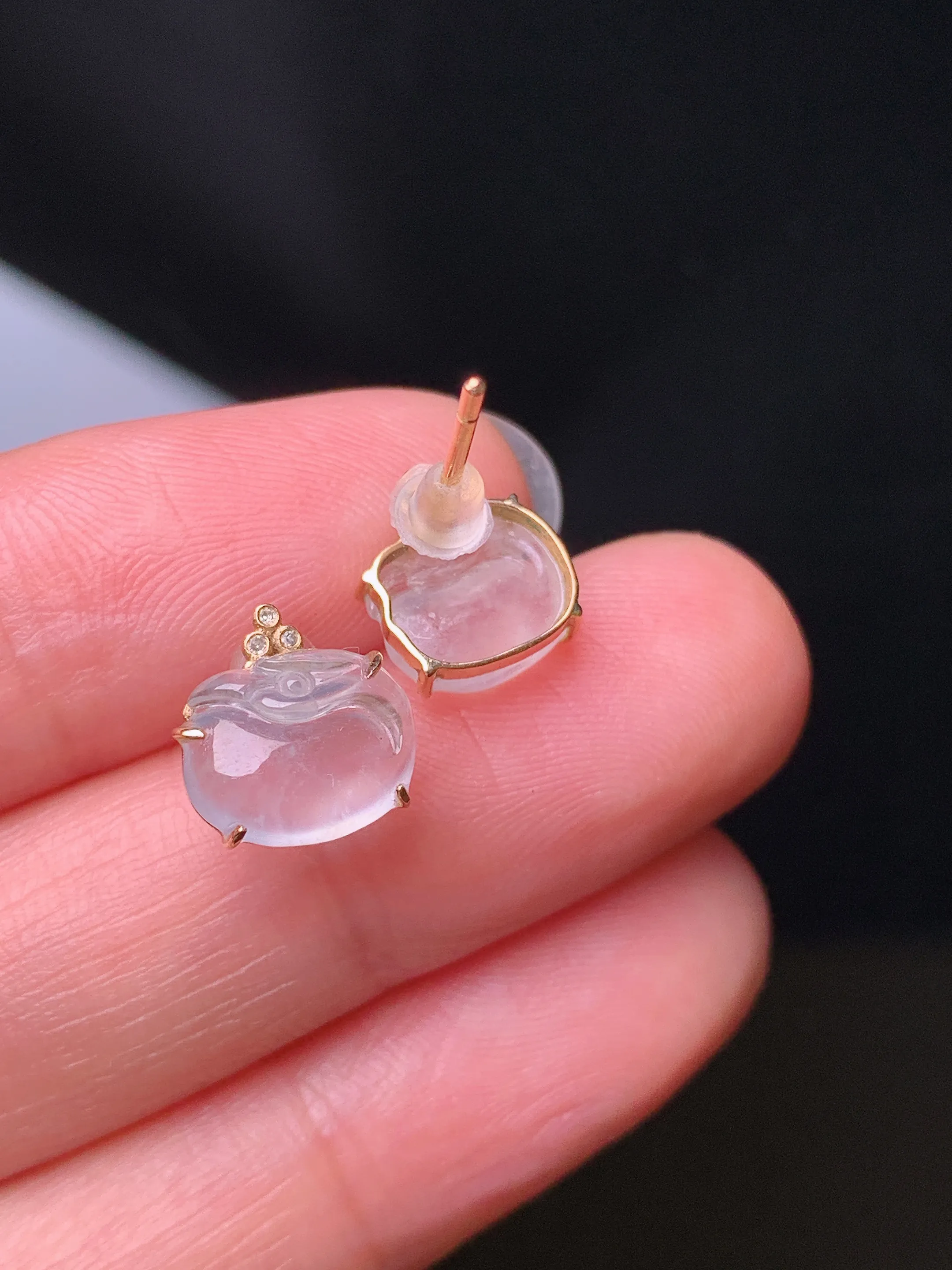 18k金镶嵌冰种天鹅耳钉 玉质细腻 色泽艳丽清新 裸石尺寸7.5*9.3*3.3