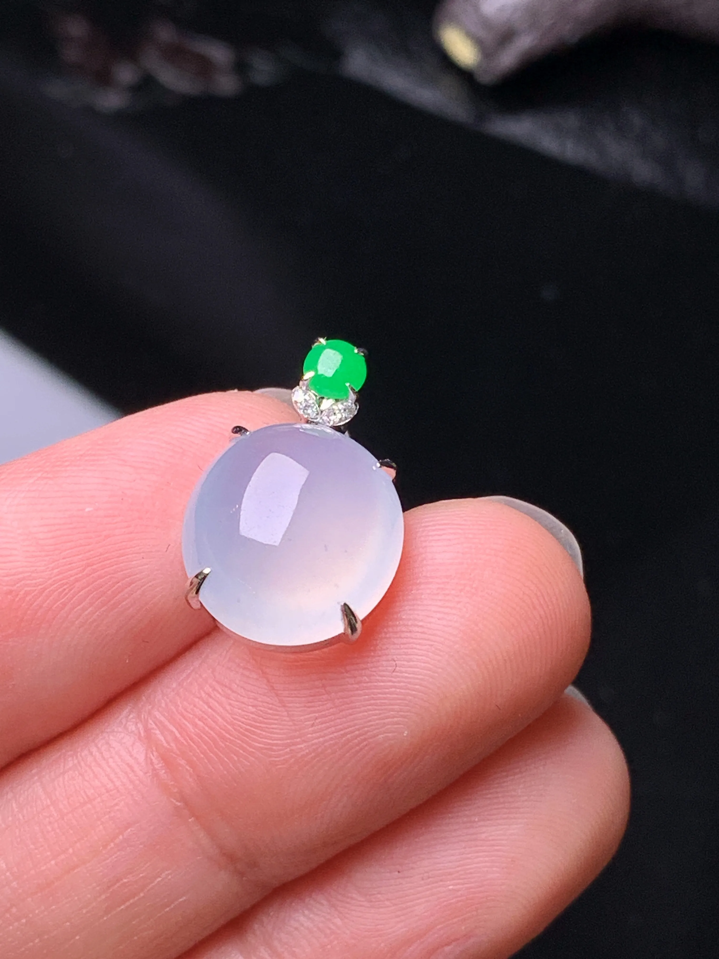 18k金钻镶嵌冰种蛋面吊坠 玉质细腻 色泽艳丽清新 整体尺寸17.6*11.5*6.5