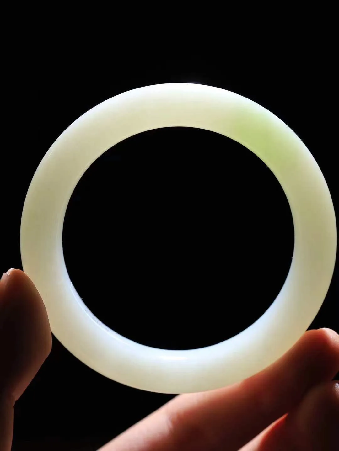 【情有独钟.手镯】

精品和田玉白玉带翠手镯 玉质温润细腻 油性十足 手感舒适，高华雅逸，线条流畅，简约大气，美自天成，素雅高贵。佩戴于腕间，婉约之美，举手投足间透出那低调奢华。重61克 内径56mm 尺寸12-10mm   FDA-7914851