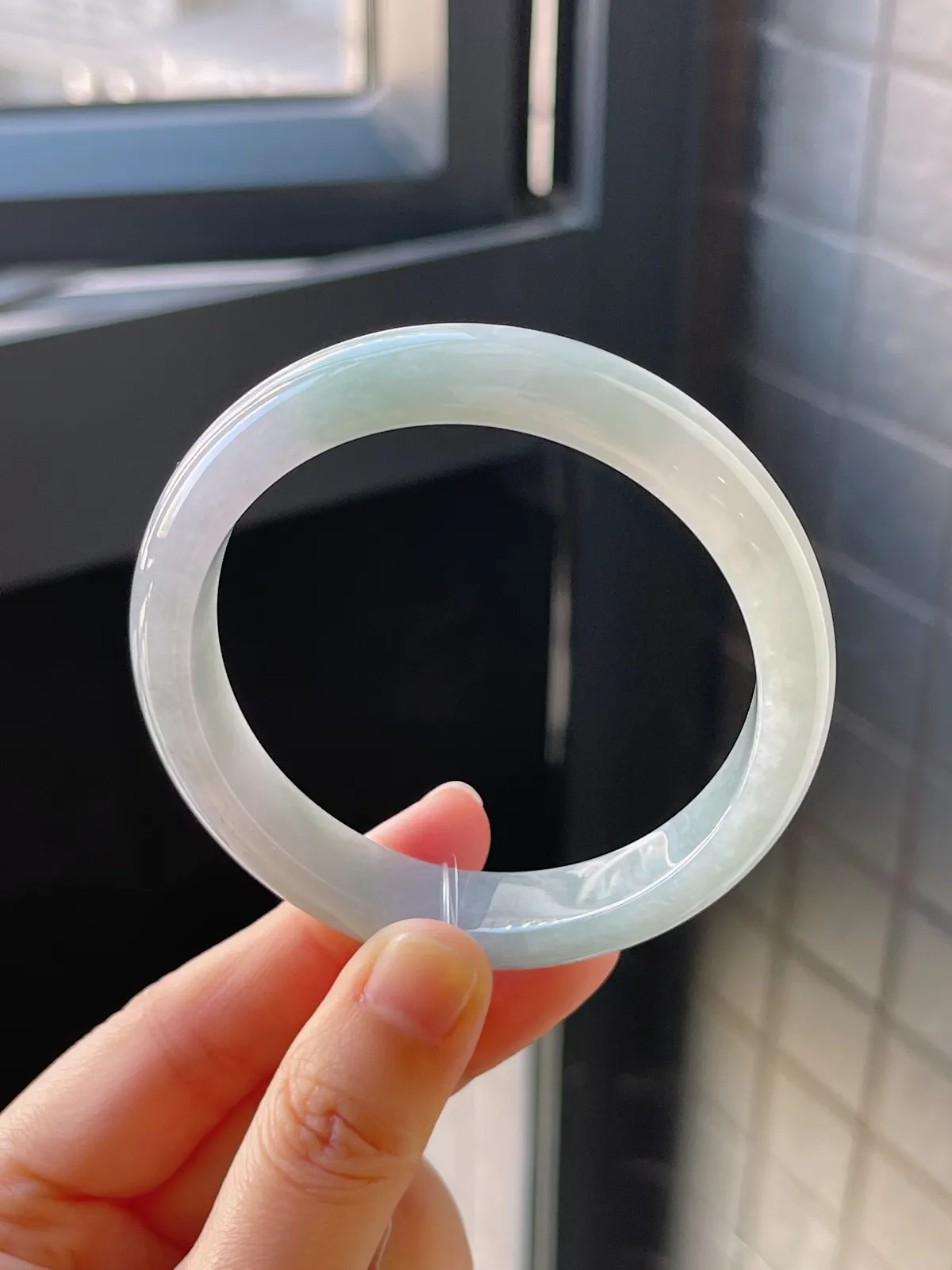 正圈56圈口，翡翠糯化种淡绿色手镯