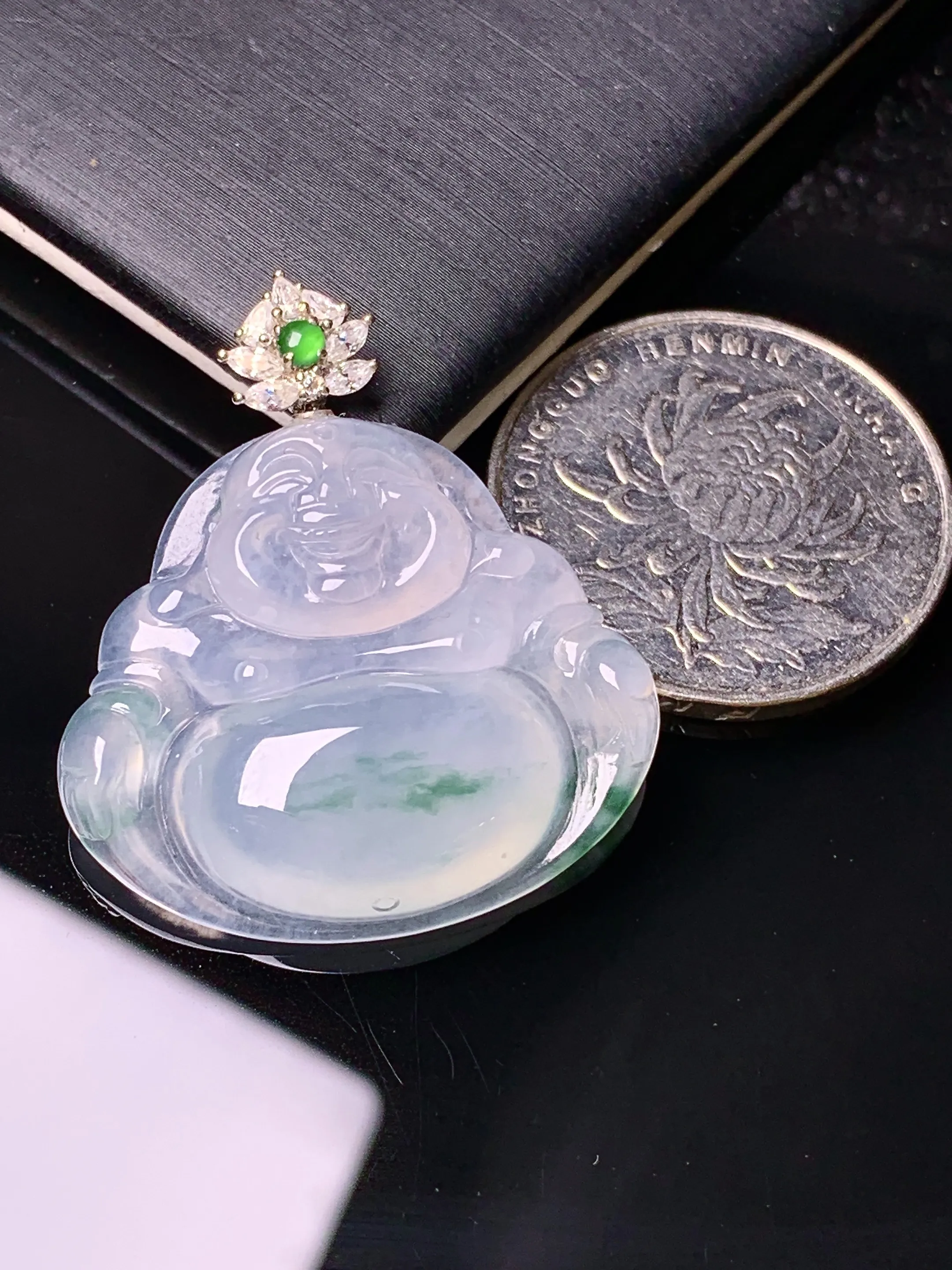 18k金钻镶嵌冰种飘绿佛公吊坠 玉质细腻 色泽艳丽清新 整体尺寸33.2*29.5*6