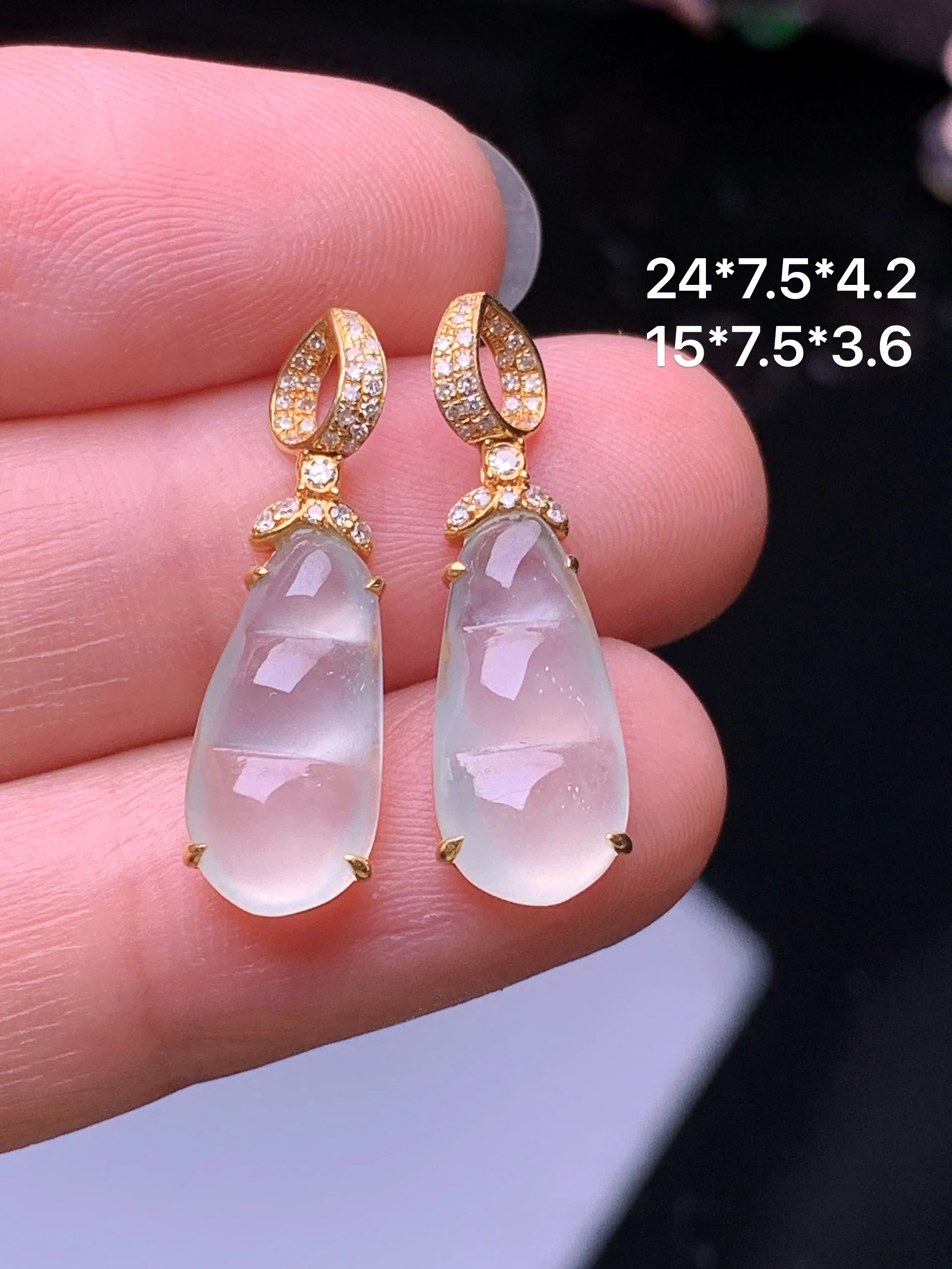 18k金钻镶嵌冰种四季豆耳坠 玉质细腻 色泽艳丽清新 整体尺寸24*7.5*4.2