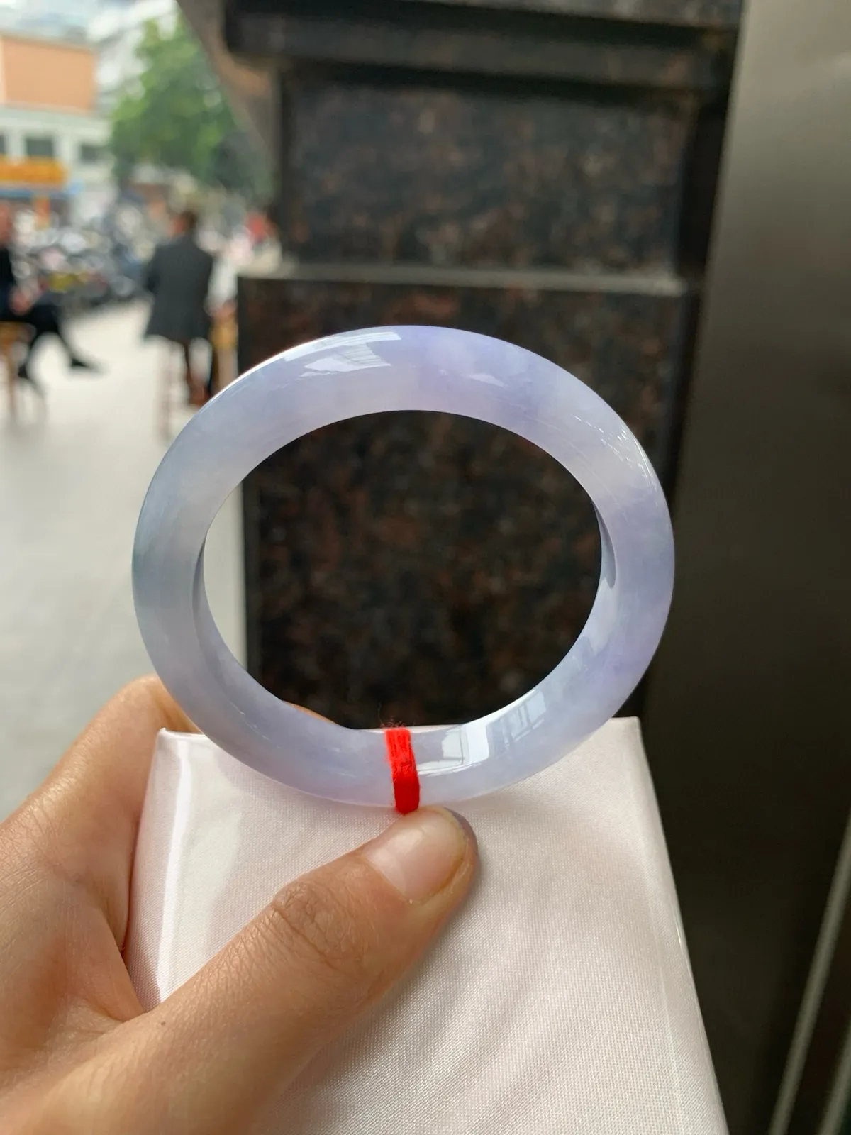 紫罗兰飘花正圈
52.2-10.2-8
玉质水润细腻，艳丽的紫底飘一朵蓝花，仿佛置身于莫奈花园里，浪漫温馨，神秘又优雅