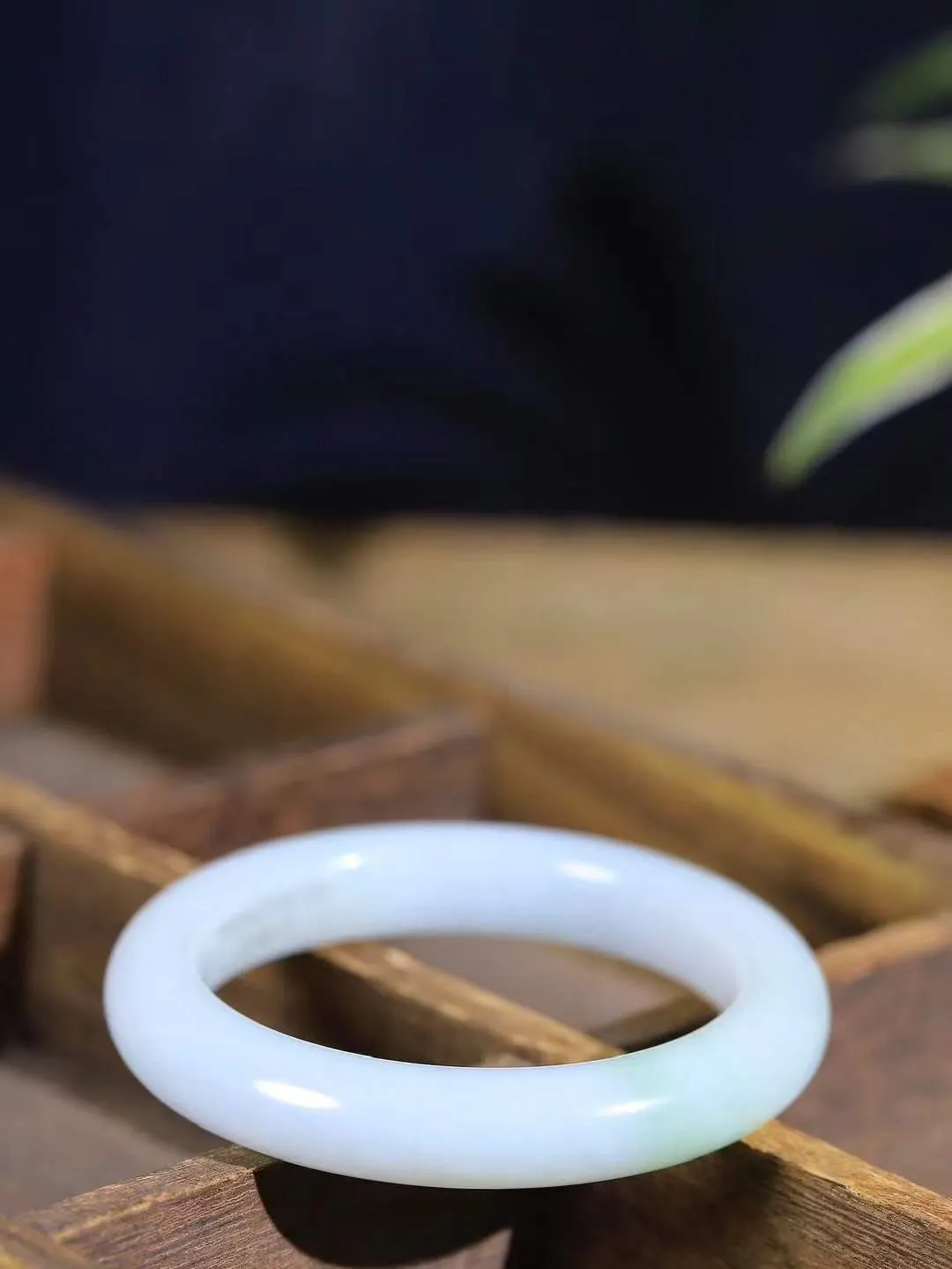 【情有独钟.手镯】

精品和田玉白玉带翠手镯 玉质温润细腻 油性十足 手感舒适，高华雅逸，线条流畅