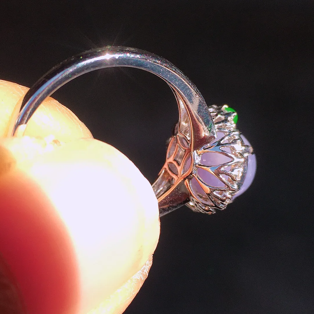 紫罗兰蛋面戒指，色泽均匀艳丽，玉质细腻，荧光感超
强，饱满圆润，尽显优雅气质，18k
金豪华镶嵌